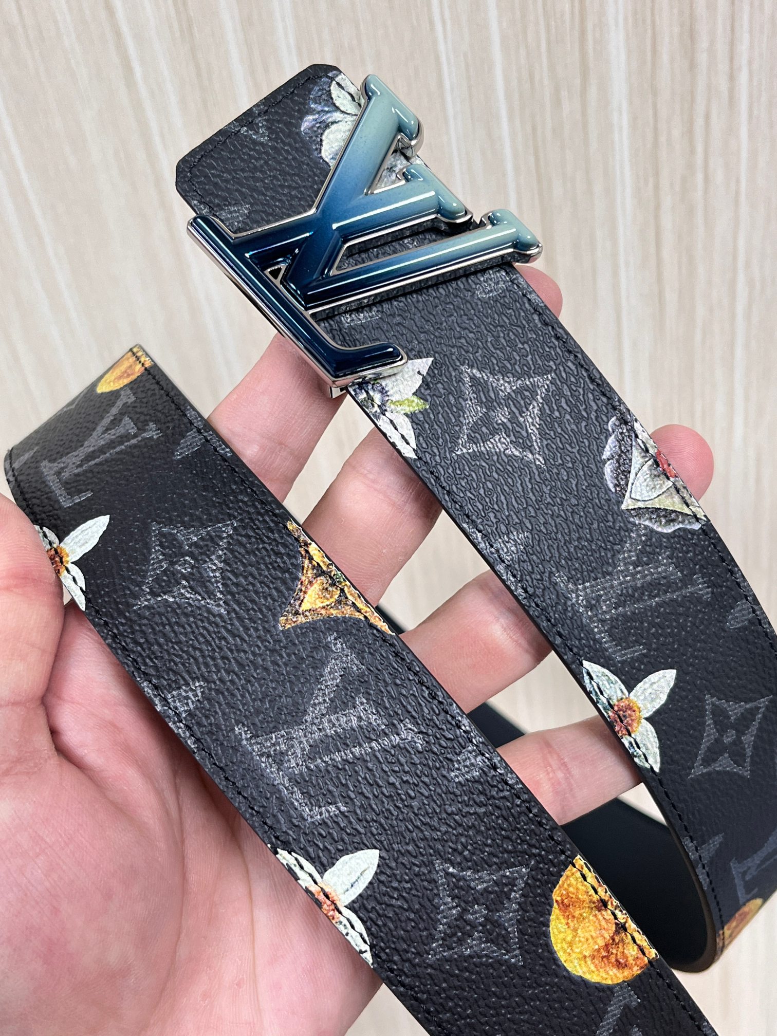 当季新款一腰带两穿：双面设计，一面哑光灰花花休闲，一面纯黑商务，轻松适配通勤、休闲、正式等全场景，经典与