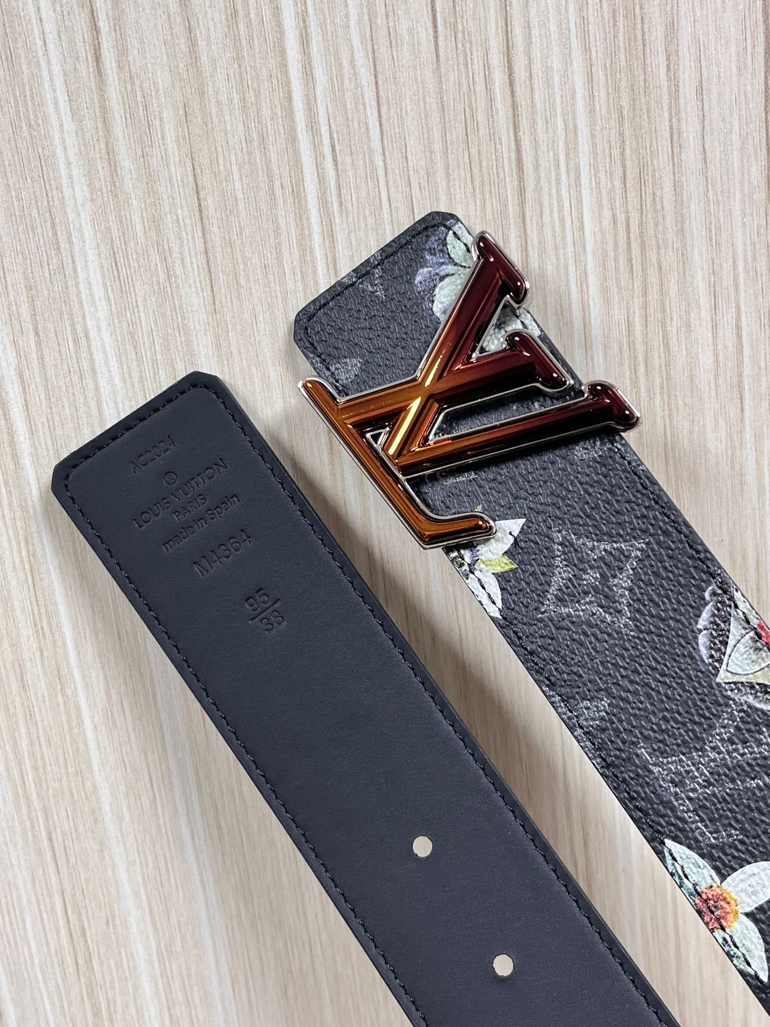 当季新款一腰带两穿：双面设计，一面哑光灰花花休闲，一面纯黑商务，轻松适配通勤、休闲、正式等全场景，经典与