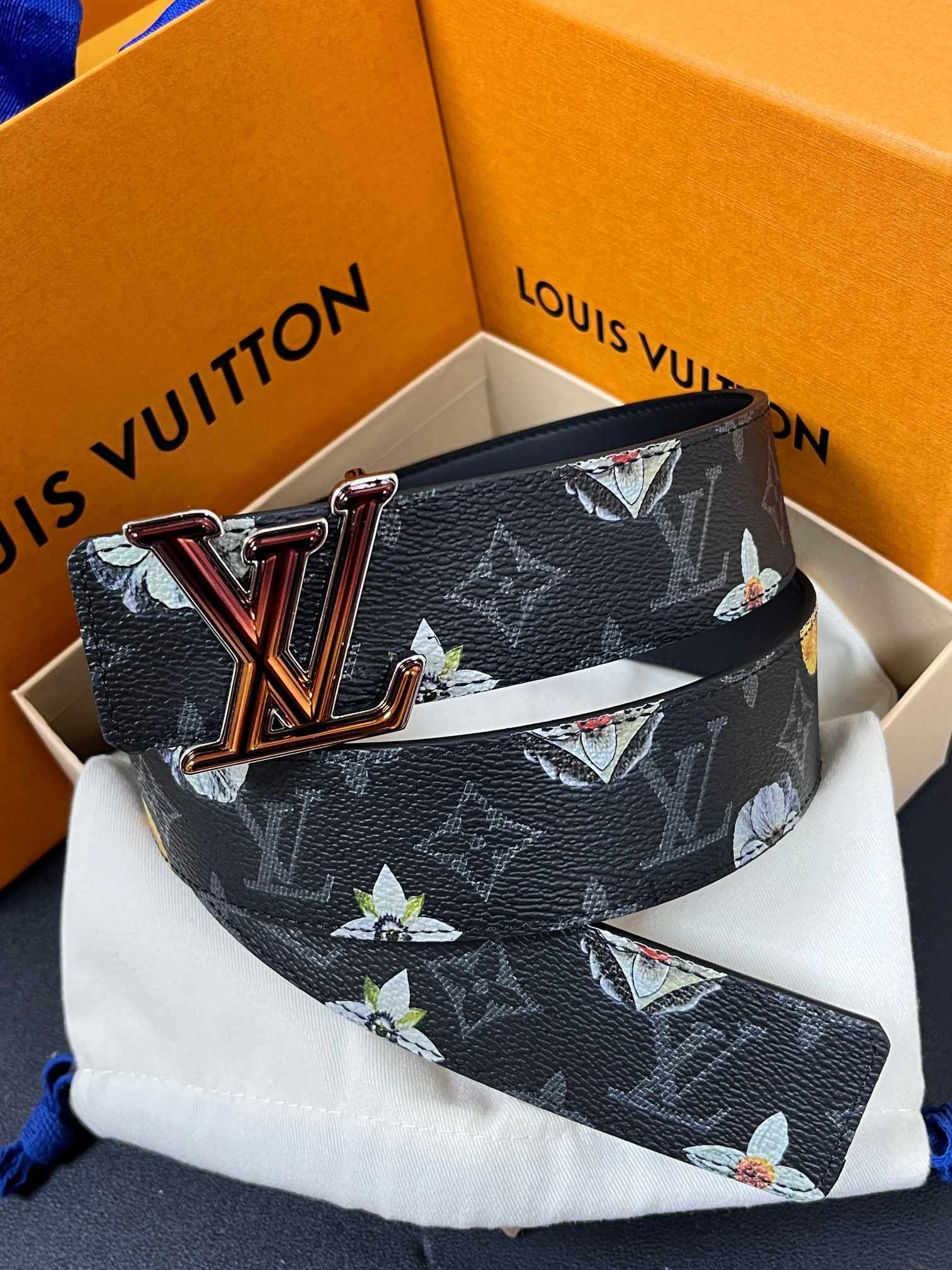 当季新款一腰带两穿：双面设计，一面哑光灰花花休闲，一面纯黑商务，轻松适配通勤、休闲、正式等全场景，经典与