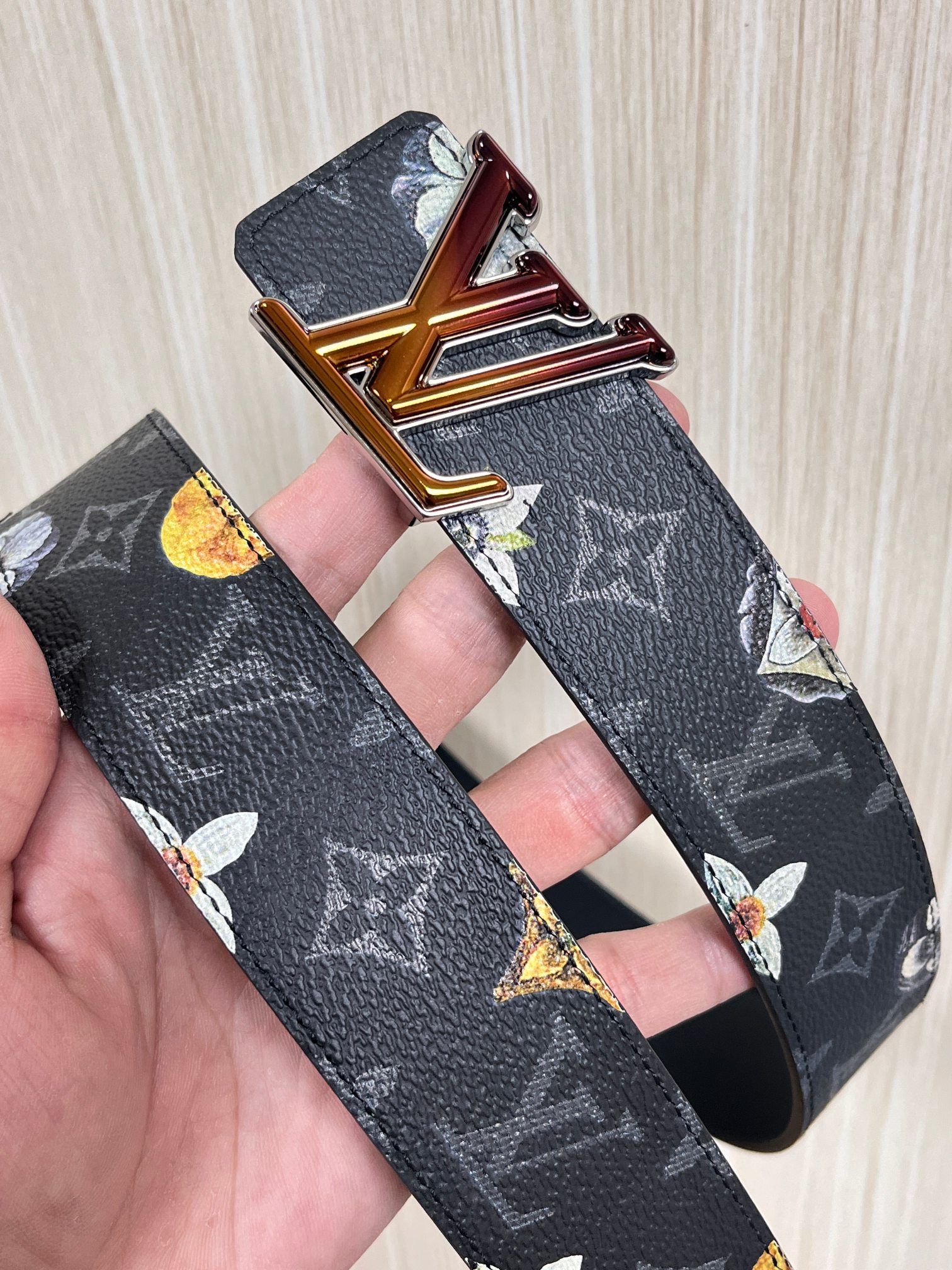 当季新款一腰带两穿：双面设计，一面哑光灰花花休闲，一面纯黑商务，轻松适配通勤、休闲、正式等全场景，经典与