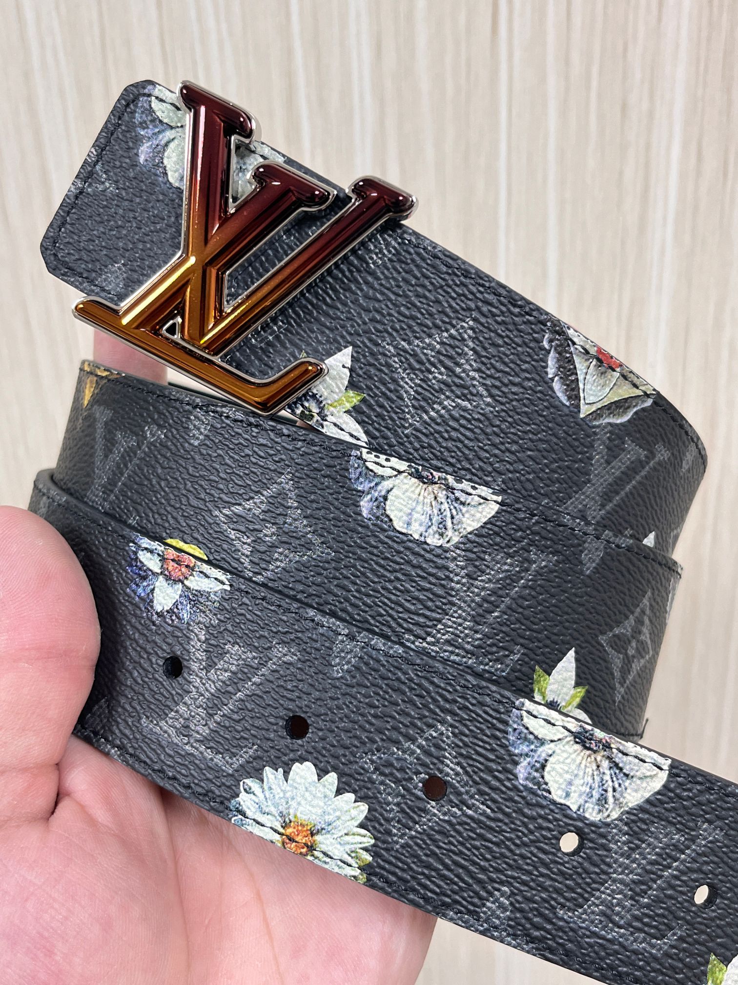 当季新款一腰带两穿：双面设计，一面哑光灰花花休闲，一面纯黑商务，轻松适配通勤、休闲、正式等全场景，经典与