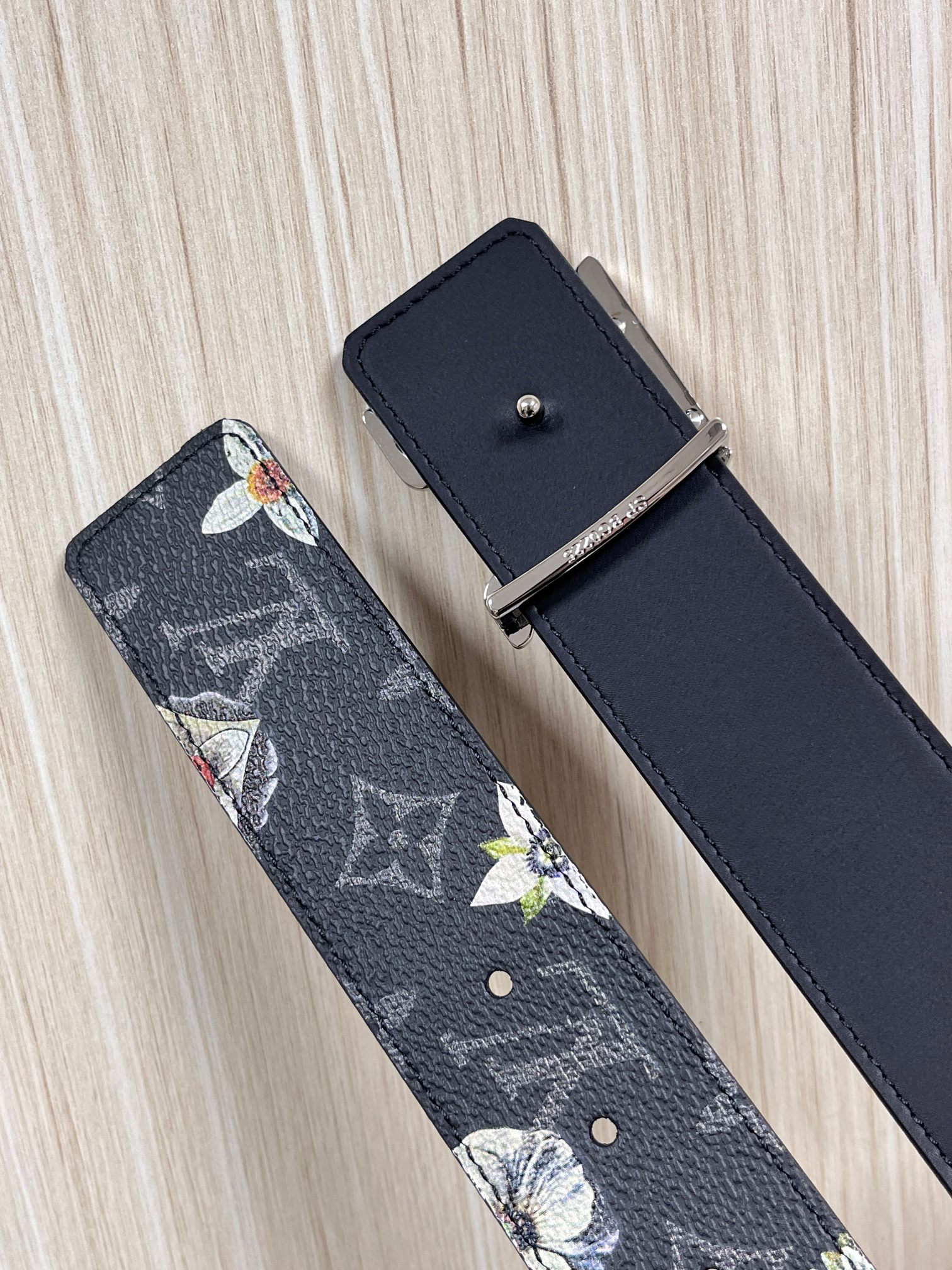 当季新款一腰带两穿：双面设计，一面哑光灰花花休闲，一面纯黑商务，轻松适配通勤、休闲、正式等全场景，经典与