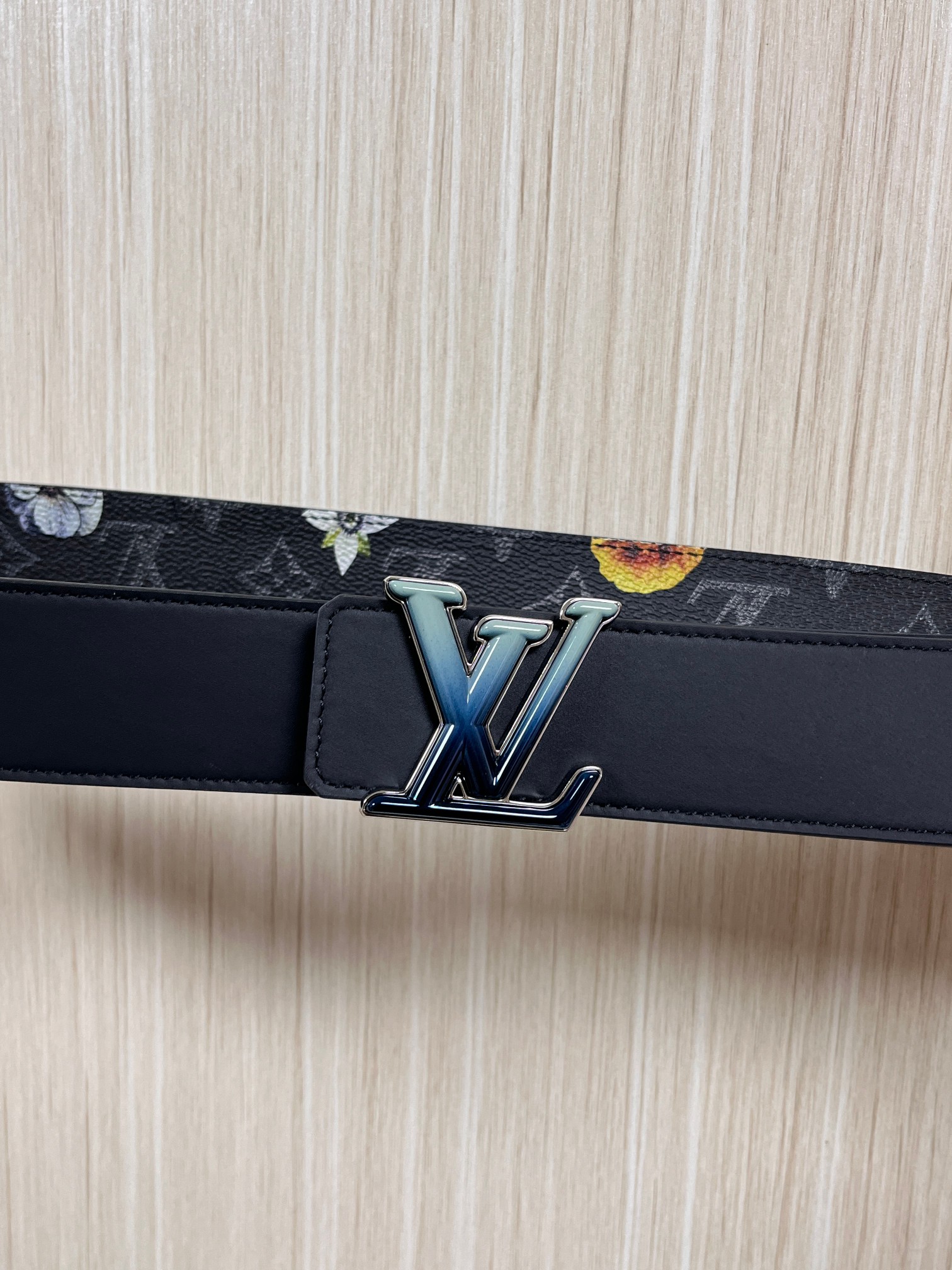 当季新款一腰带两穿：双面设计，一面哑光灰花花休闲，一面纯黑商务，轻松适配通勤、休闲、正式等全场景，经典与