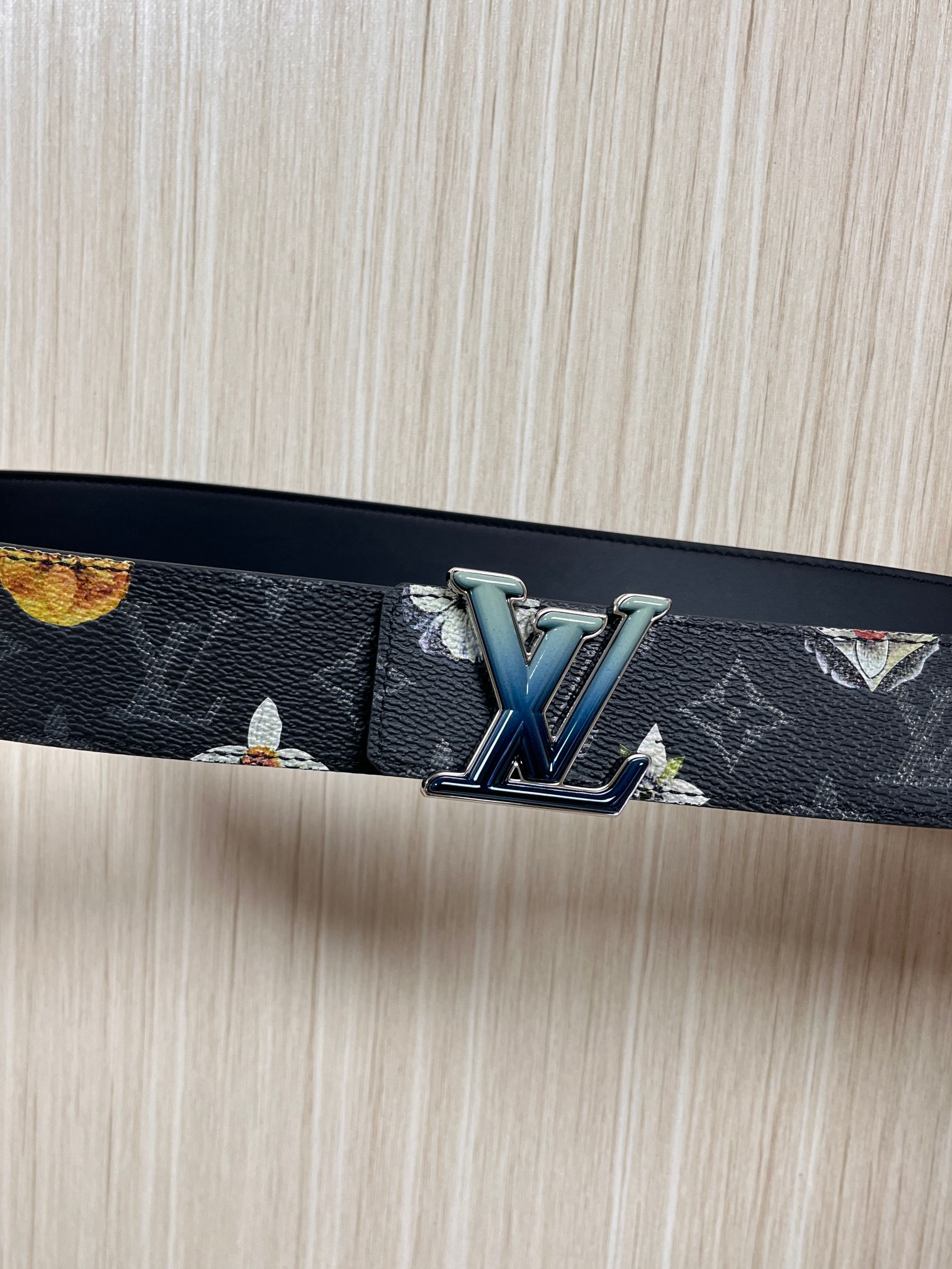 当季新款一腰带两穿：双面设计，一面哑光灰花花休闲，一面纯黑商务，轻松适配通勤、休闲、正式等全场景，经典与