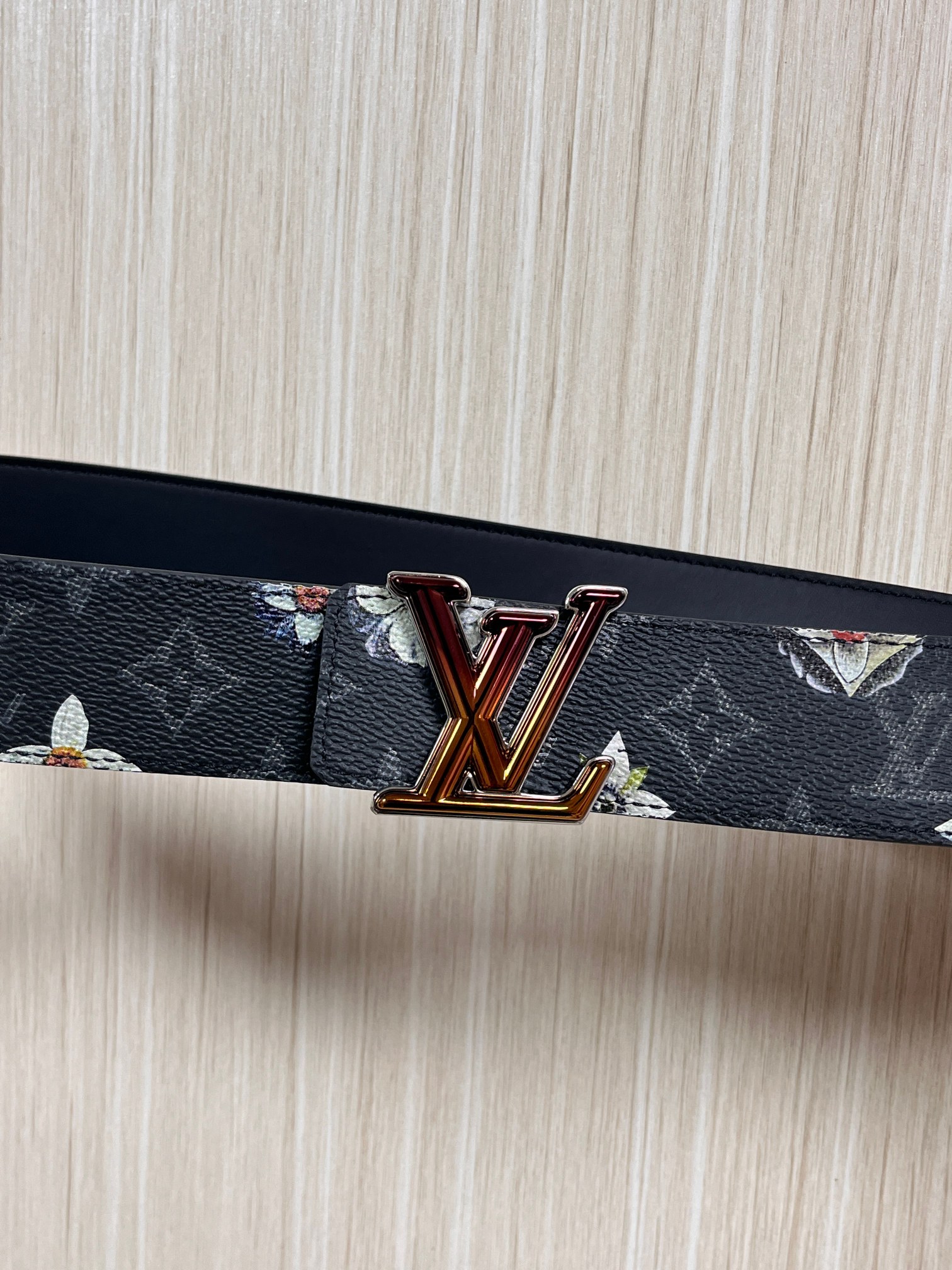 当季新款一腰带两穿：双面设计，一面哑光灰花花休闲，一面纯黑商务，轻松适配通勤、休闲、正式等全场景，经典与