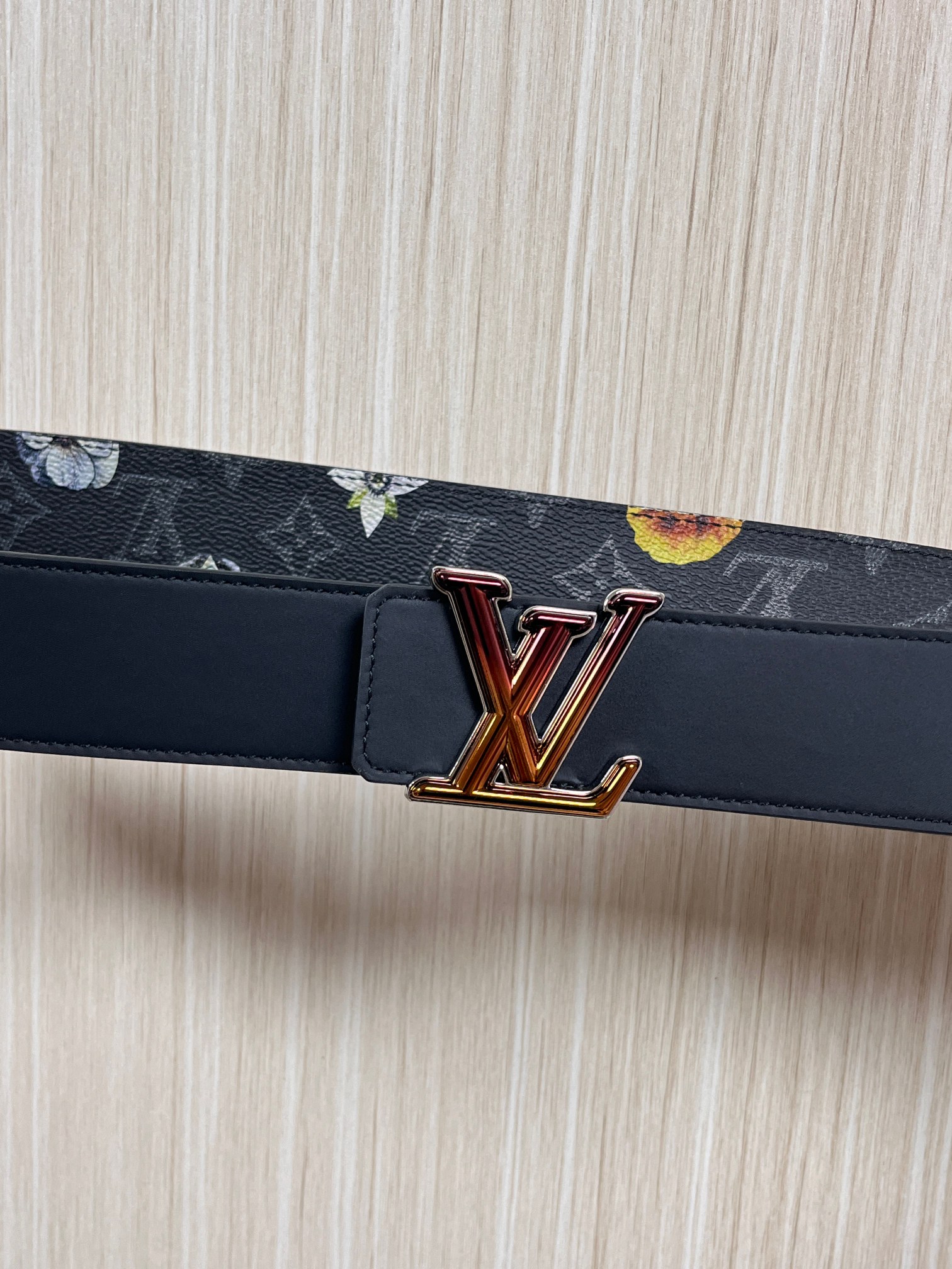 当季新款一腰带两穿：双面设计，一面哑光灰花花休闲，一面纯黑商务，轻松适配通勤、休闲、正式等全场景，经典与