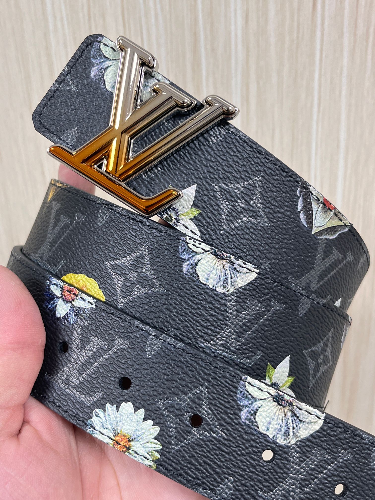 当季新款一腰带两穿：双面设计，一面哑光灰花花休闲，一面纯黑商务，轻松适配通勤、休闲、正式等全场景，经典与