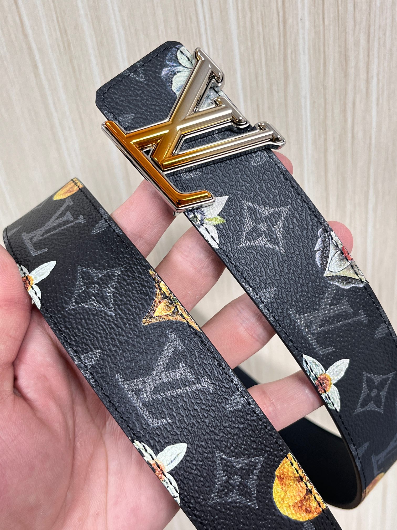 当季新款一腰带两穿：双面设计，一面哑光灰花花休闲，一面纯黑商务，轻松适配通勤、休闲、正式等全场景，经典与