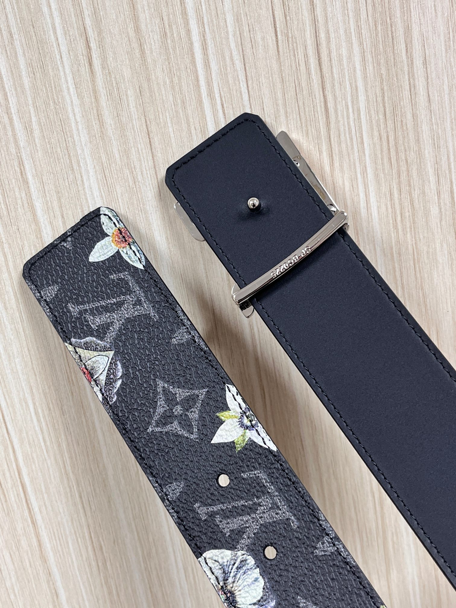 当季新款一腰带两穿：双面设计，一面哑光灰花花休闲，一面纯黑商务，轻松适配通勤、休闲、正式等全场景，经典与