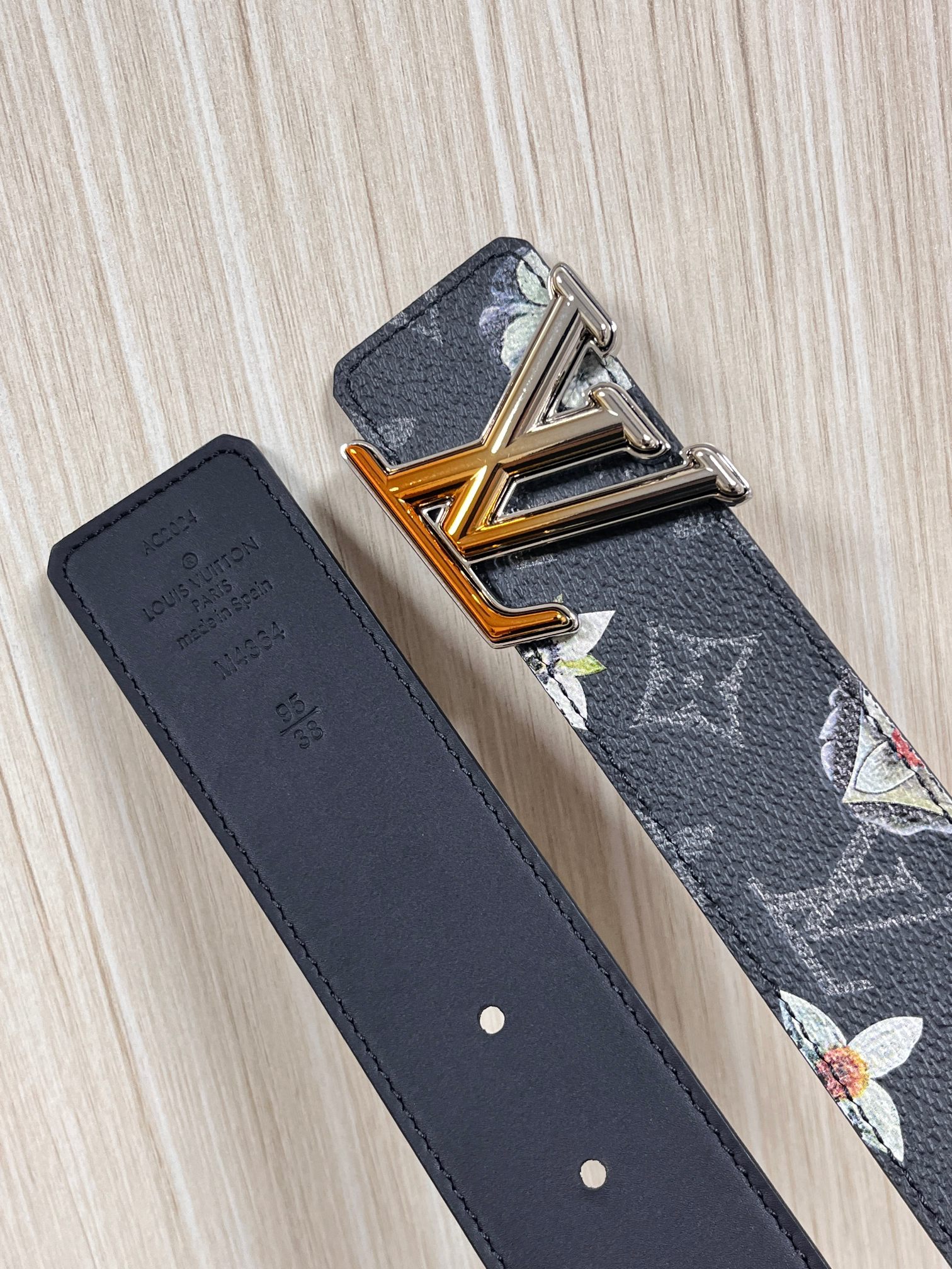 当季新款一腰带两穿：双面设计，一面哑光灰花花休闲，一面纯黑商务，轻松适配通勤、休闲、正式等全场景，经典与