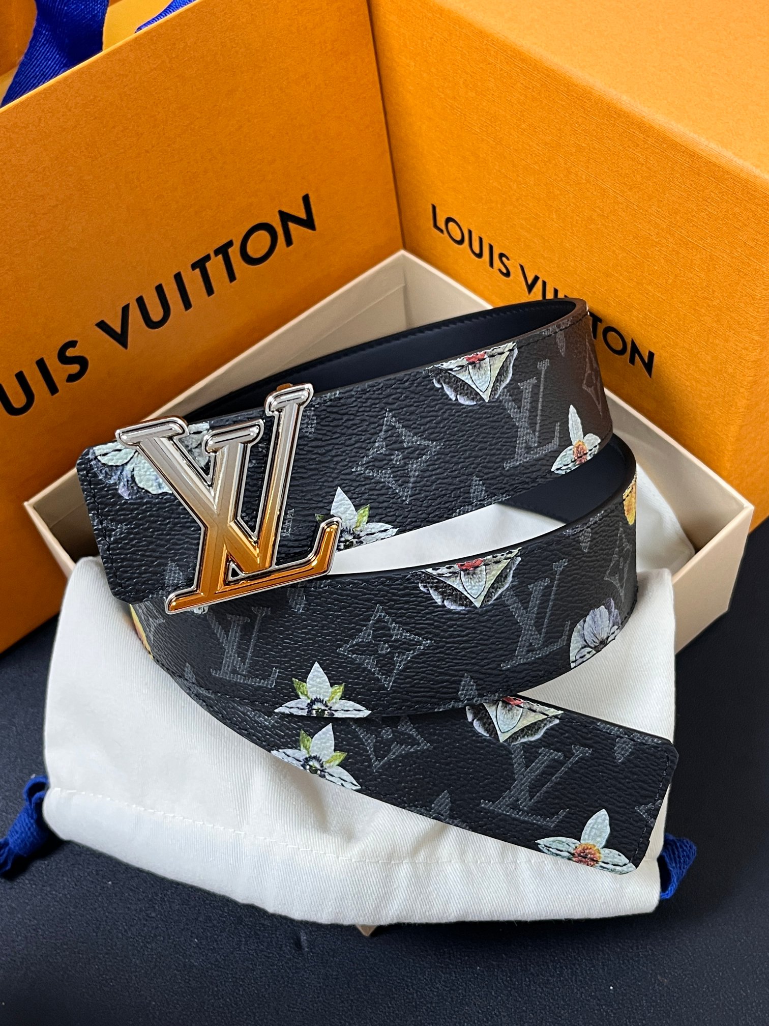 当季新款一腰带两穿：双面设计，一面哑光灰花花休闲，一面纯黑商务，轻松适配通勤、休闲、正式等全场景，经典与