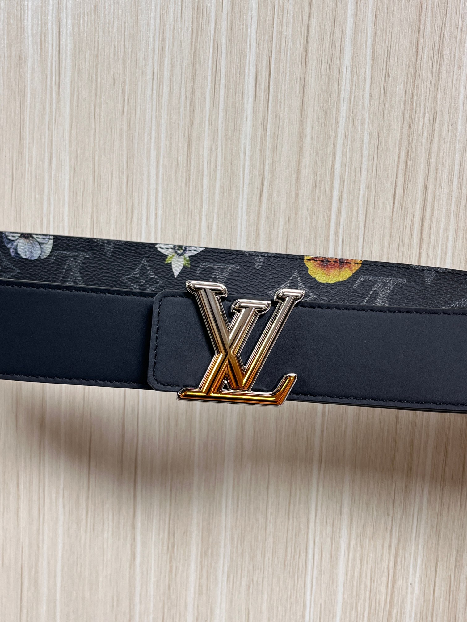 当季新款一腰带两穿：双面设计，一面哑光灰花花休闲，一面纯黑商务，轻松适配通勤、休闲、正式等全场景，经典与