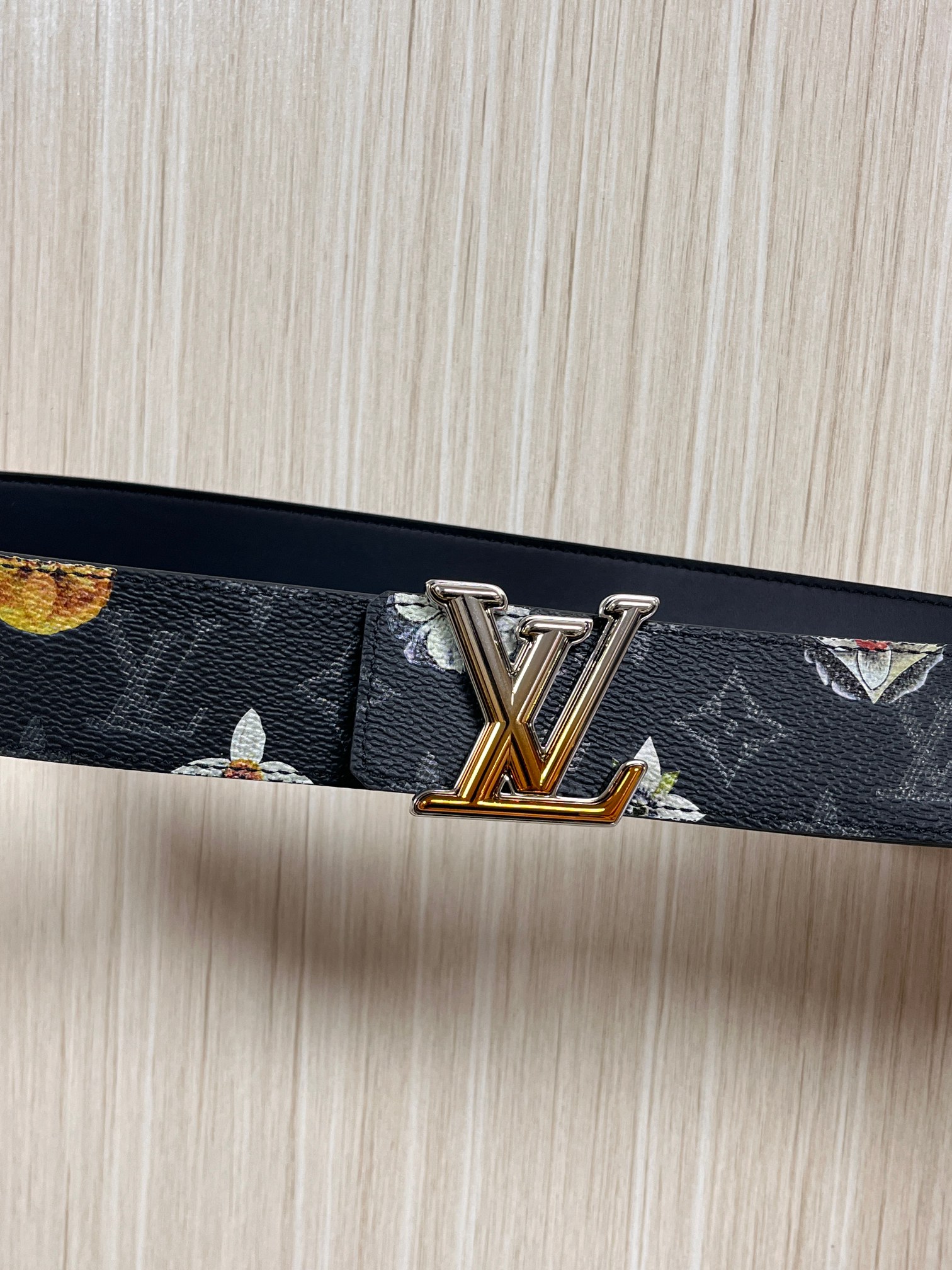 当季新款一腰带两穿：双面设计，一面哑光灰花花休闲，一面纯黑商务，轻松适配通勤、休闲、正式等全场景，经典与