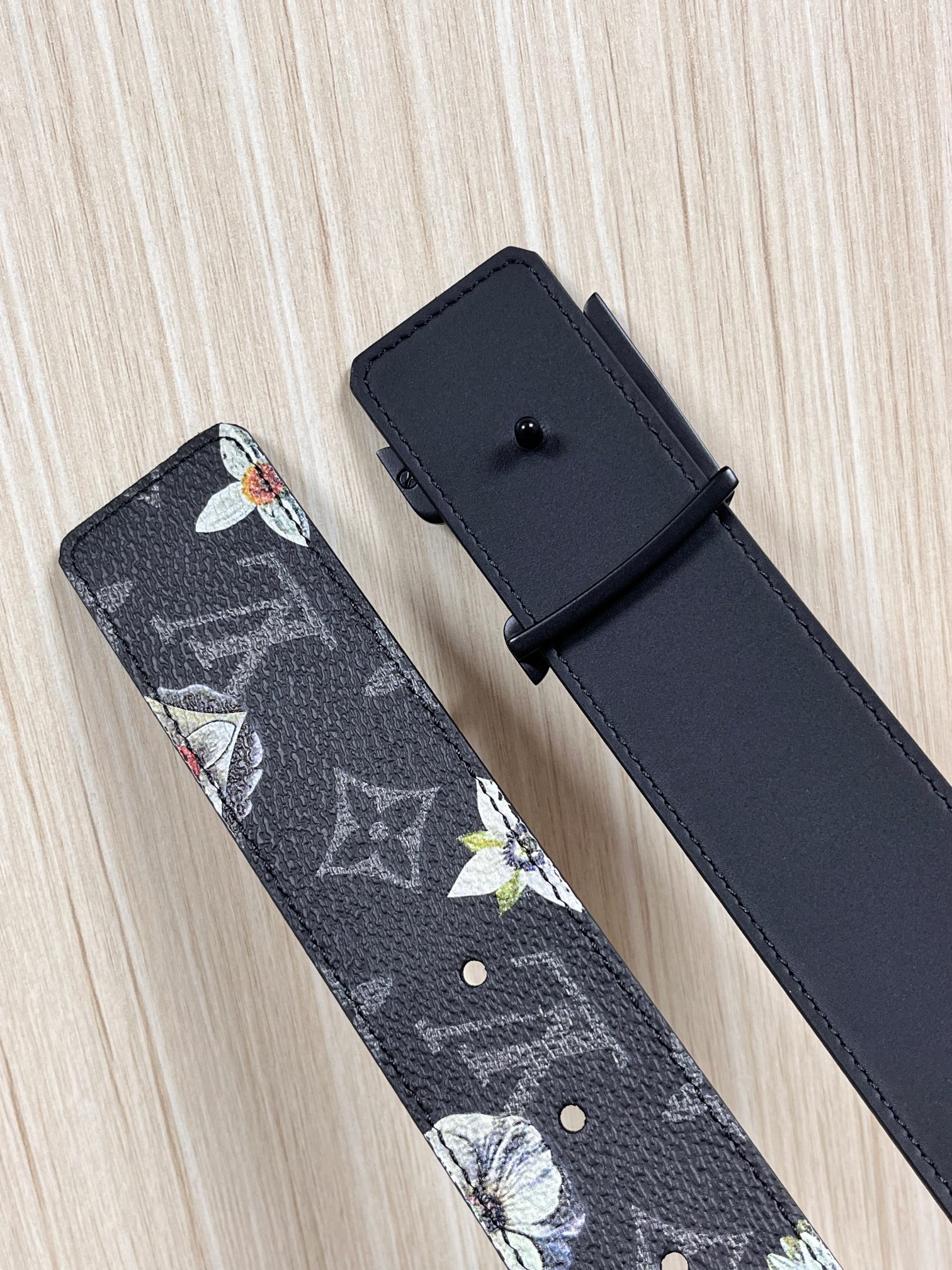 当季新款一腰带两穿：双面设计，一面哑光灰花花休闲，一面纯黑商务，轻松适配通勤、休闲、正式等全场景，经典与