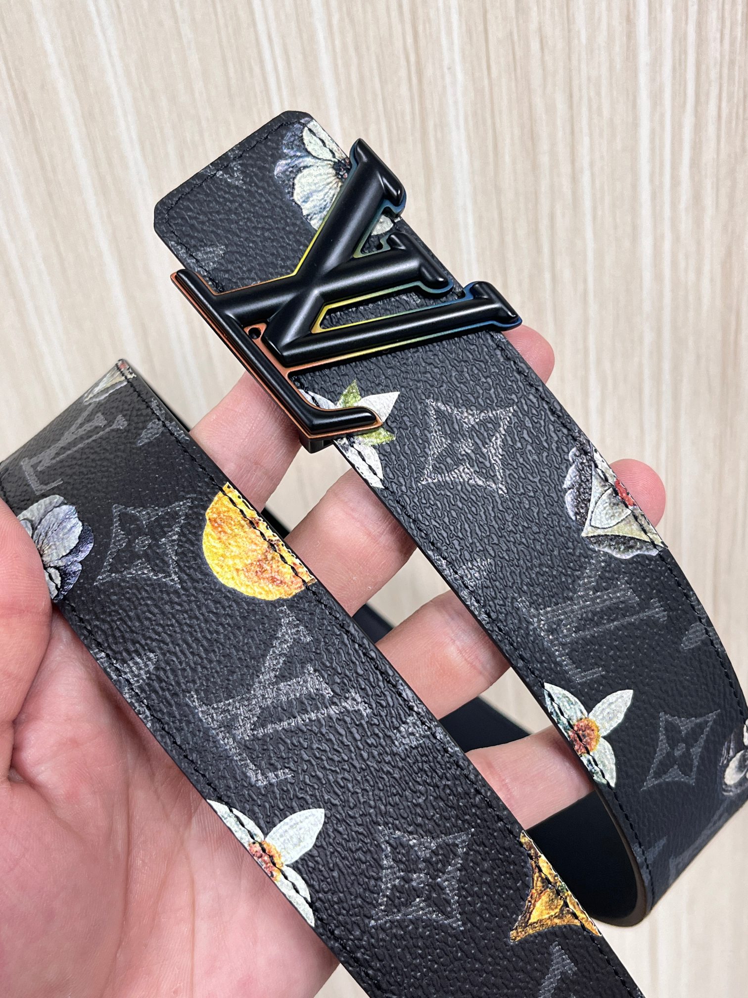 当季新款一腰带两穿：双面设计，一面哑光灰花花休闲，一面纯黑商务，轻松适配通勤、休闲、正式等全场景，经典与