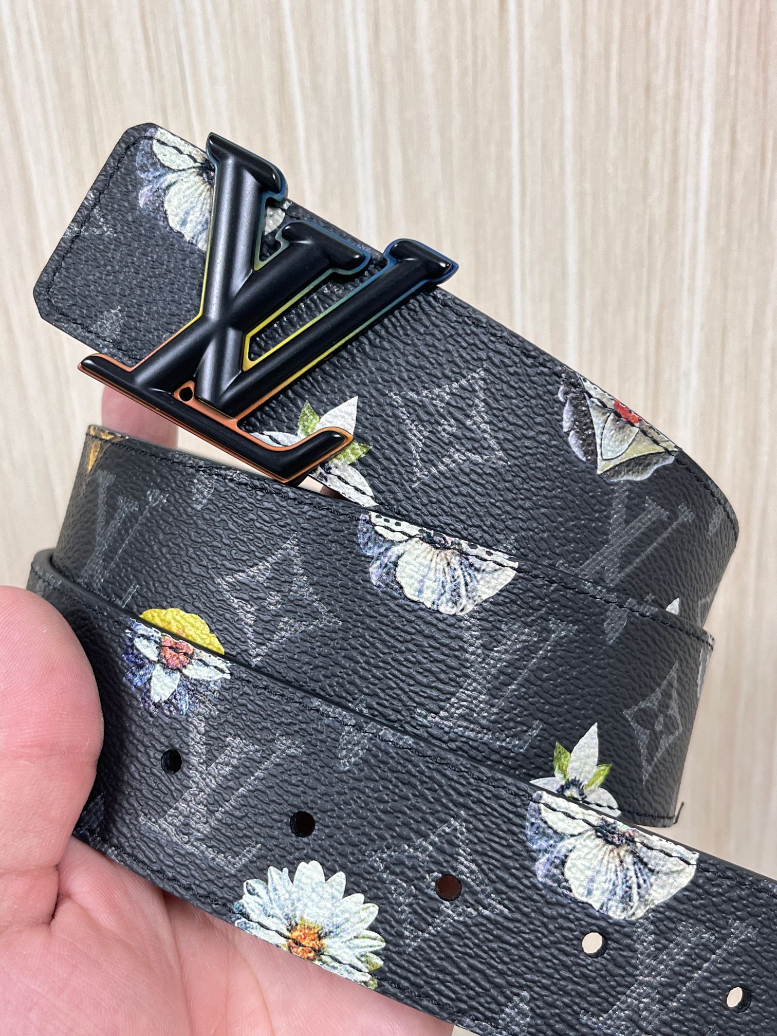 当季新款一腰带两穿：双面设计，一面哑光灰花花休闲，一面纯黑商务，轻松适配通勤、休闲、正式等全场景，经典与