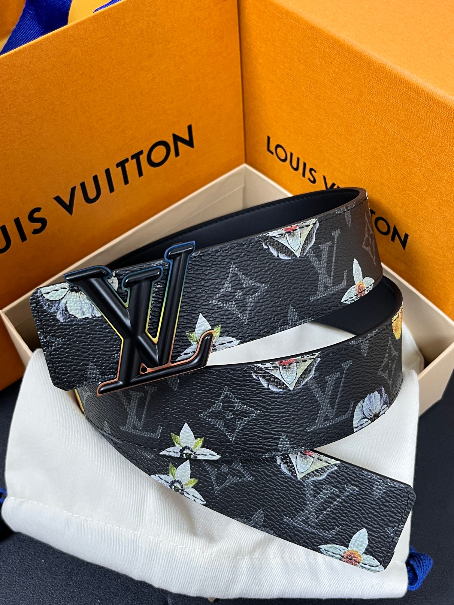 当季新款一腰带两穿：双面设计，一面哑光灰花花休闲，一面纯黑商务，轻松适配通勤、休闲、正式等全场景，经典与