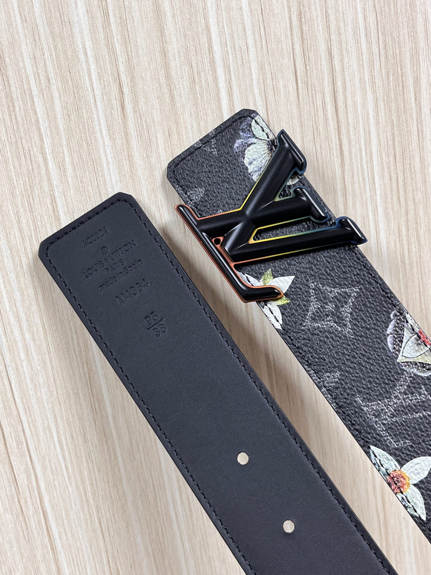 当季新款一腰带两穿：双面设计，一面哑光灰花花休闲，一面纯黑商务，轻松适配通勤、休闲、正式等全场景，经典与