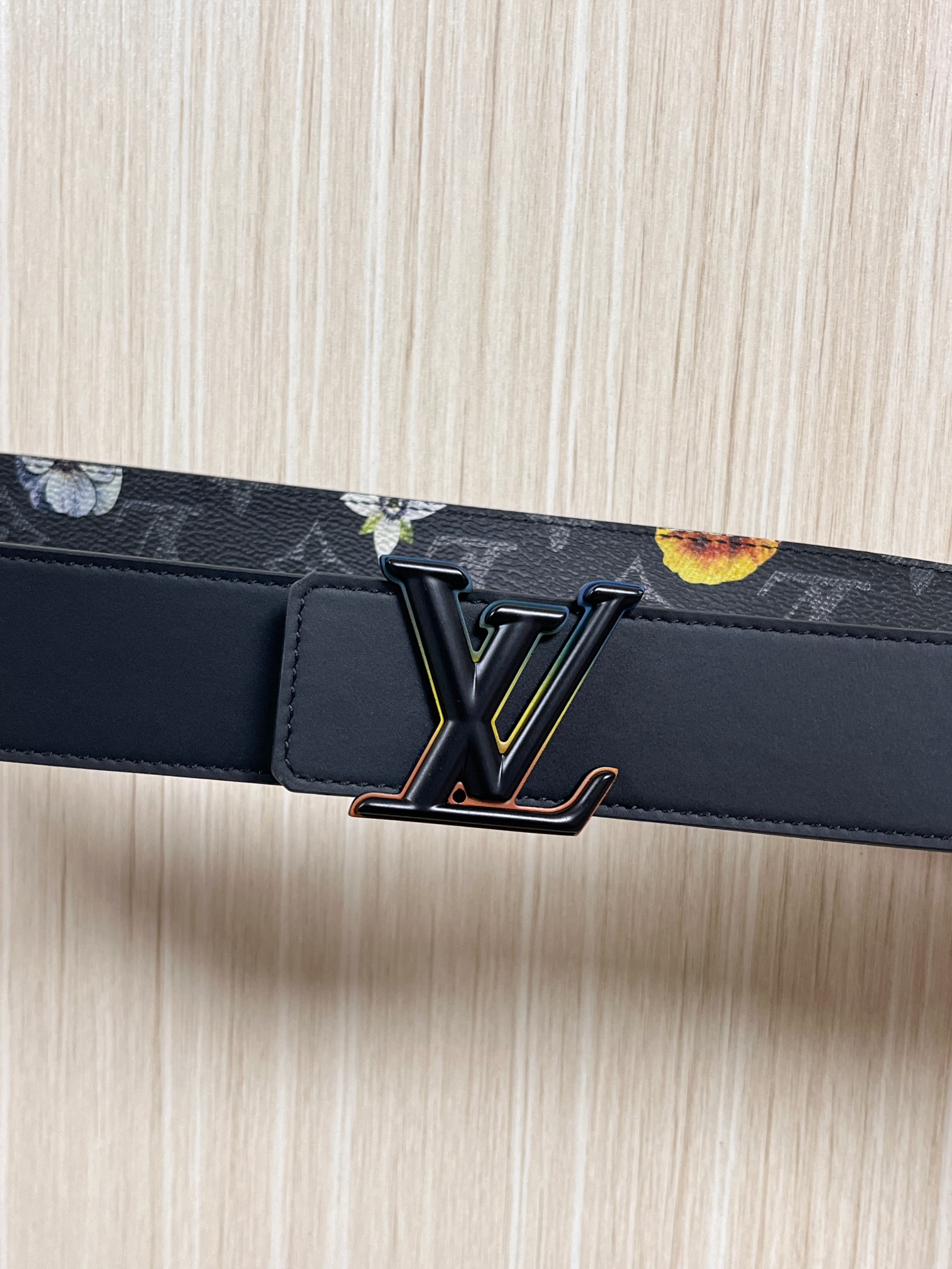 当季新款一腰带两穿：双面设计，一面哑光灰花花休闲，一面纯黑商务，轻松适配通勤、休闲、正式等全场景，经典与