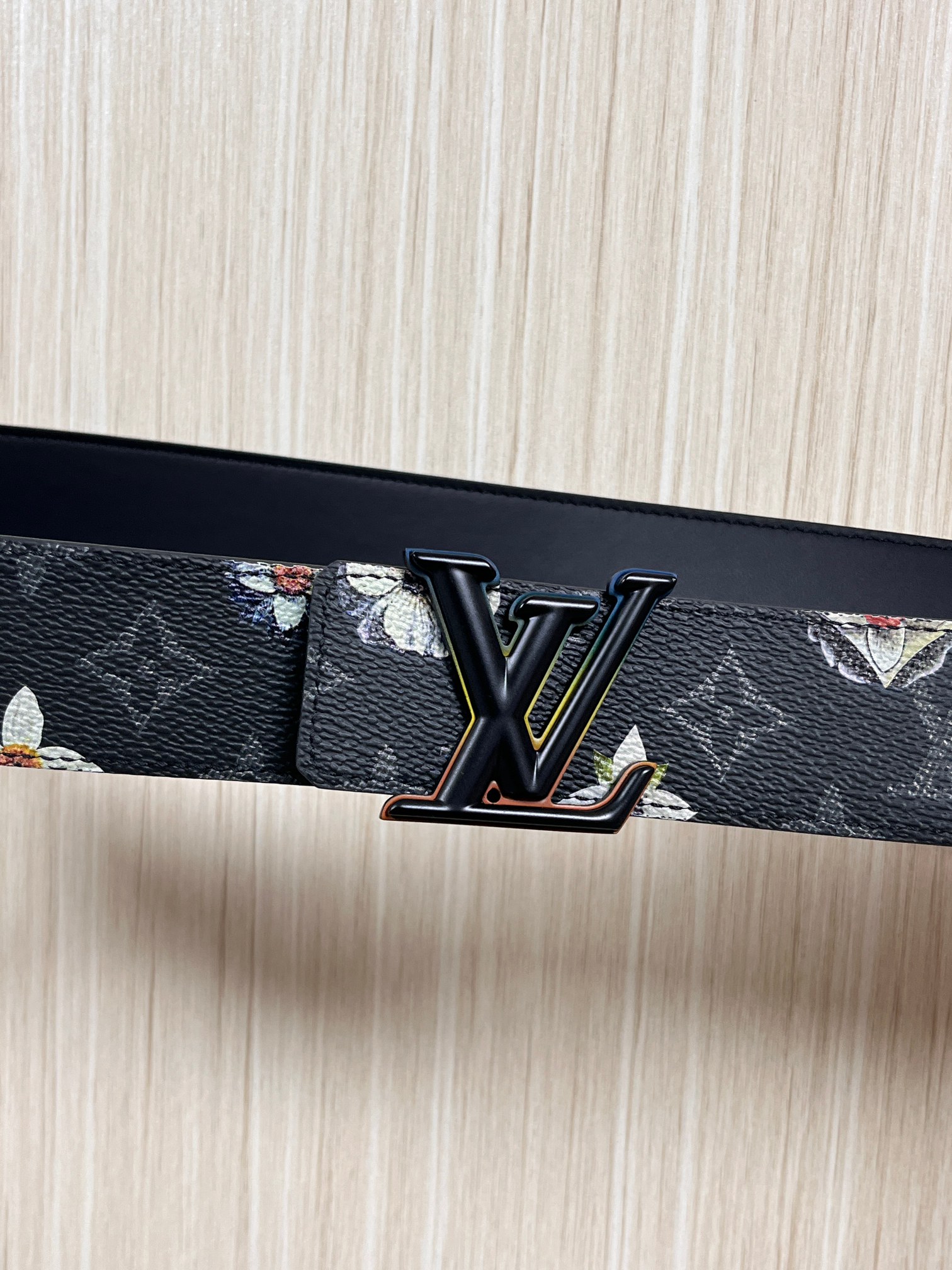 当季新款一腰带两穿：双面设计，一面哑光灰花花休闲，一面纯黑商务，轻松适配通勤、休闲、正式等全场景，经典与