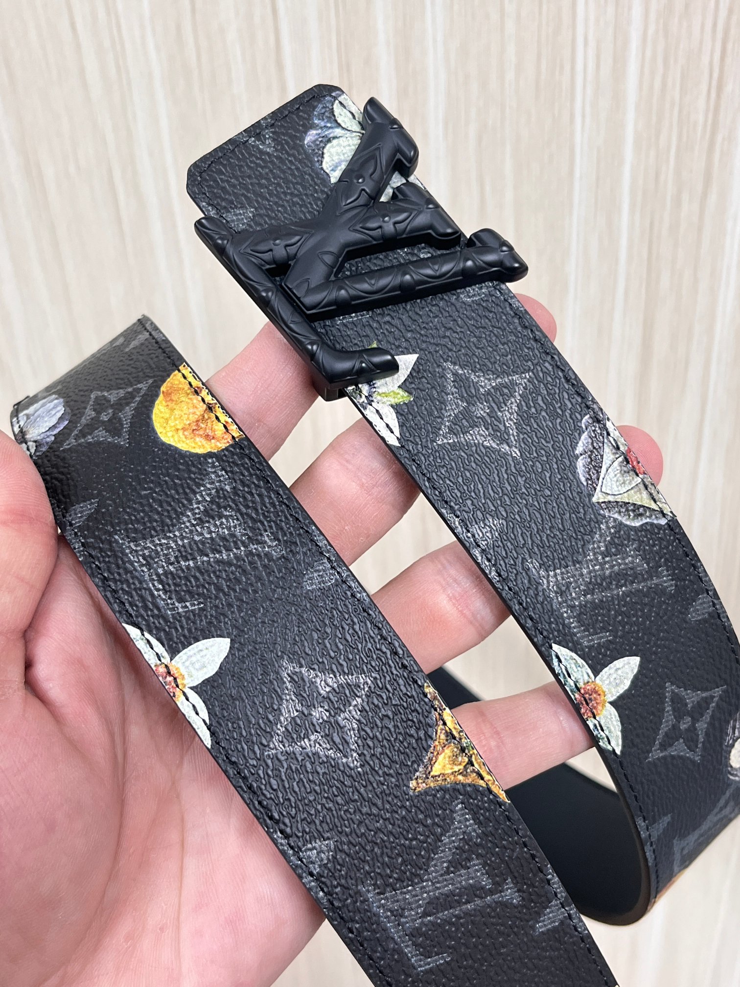 当季新款一腰带两穿：双面设计，一面哑光灰花花休闲，一面纯黑商务，轻松适配通勤、休闲、正式等全场景，经典与