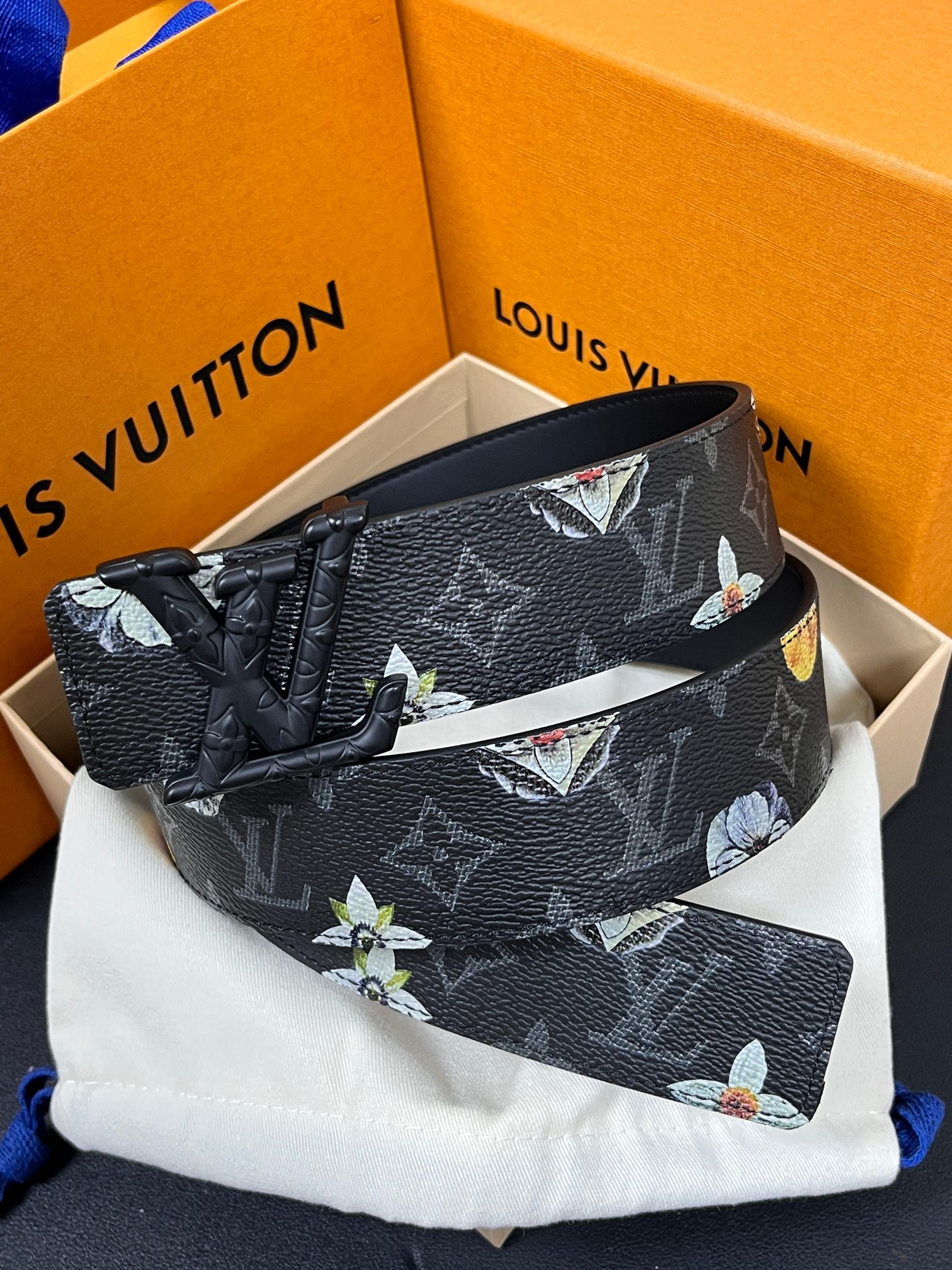 当季新款一腰带两穿：双面设计，一面哑光灰花花休闲，一面纯黑商务，轻松适配通勤、休闲、正式等全场景，经典与