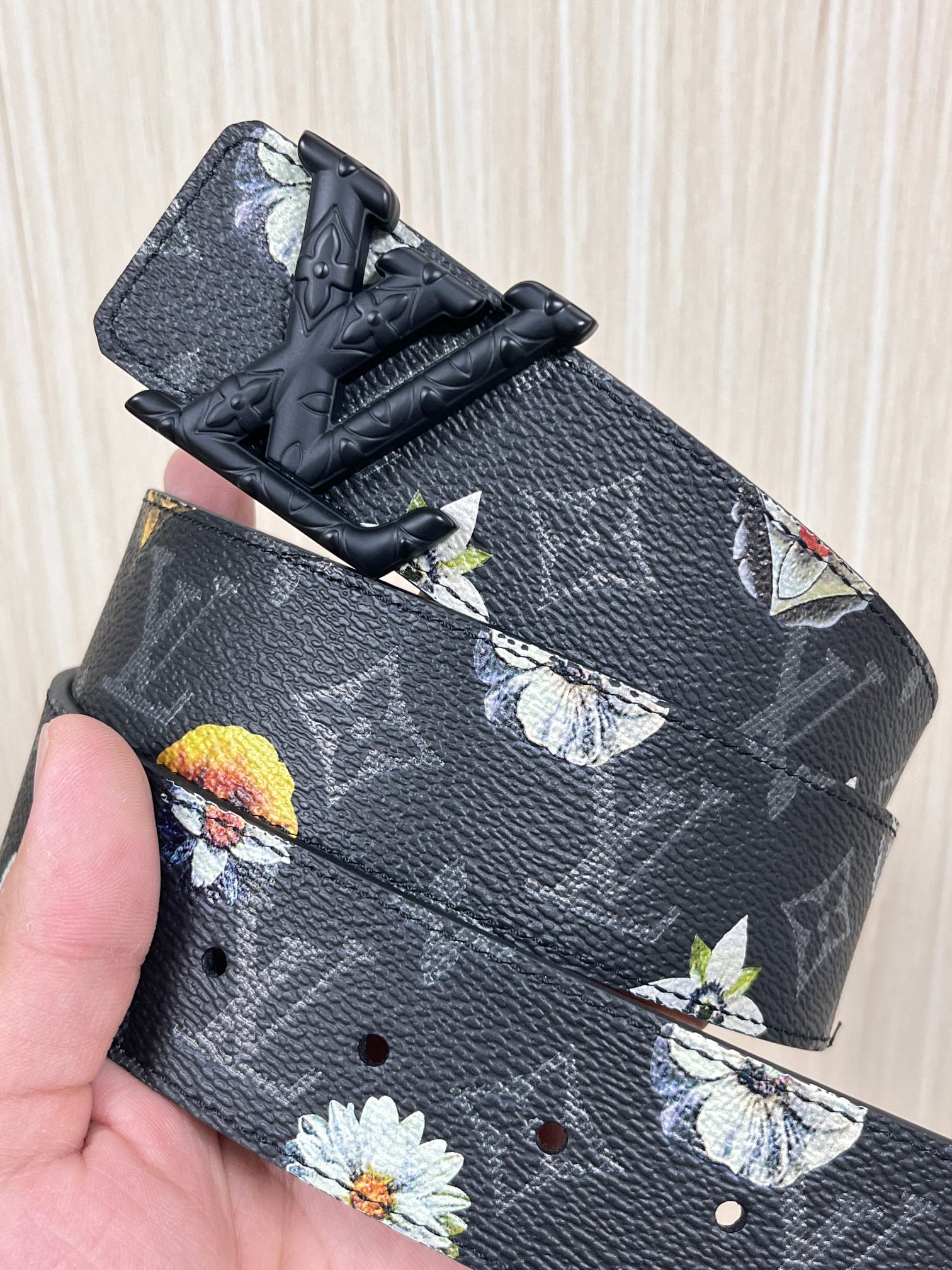 当季新款一腰带两穿：双面设计，一面哑光灰花花休闲，一面纯黑商务，轻松适配通勤、休闲、正式等全场景，经典与