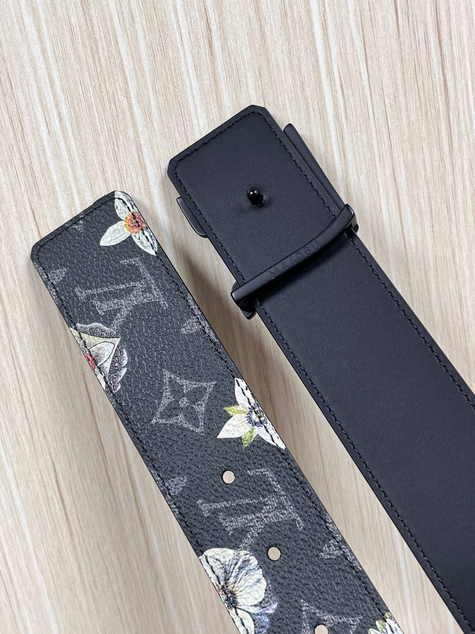 当季新款一腰带两穿：双面设计，一面哑光灰花花休闲，一面纯黑商务，轻松适配通勤、休闲、正式等全场景，经典与