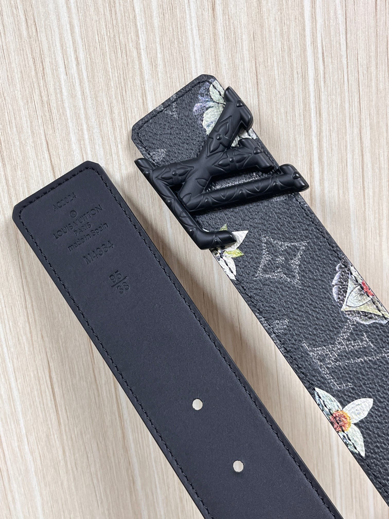 当季新款一腰带两穿：双面设计，一面哑光灰花花休闲，一面纯黑商务，轻松适配通勤、休闲、正式等全场景，经典与