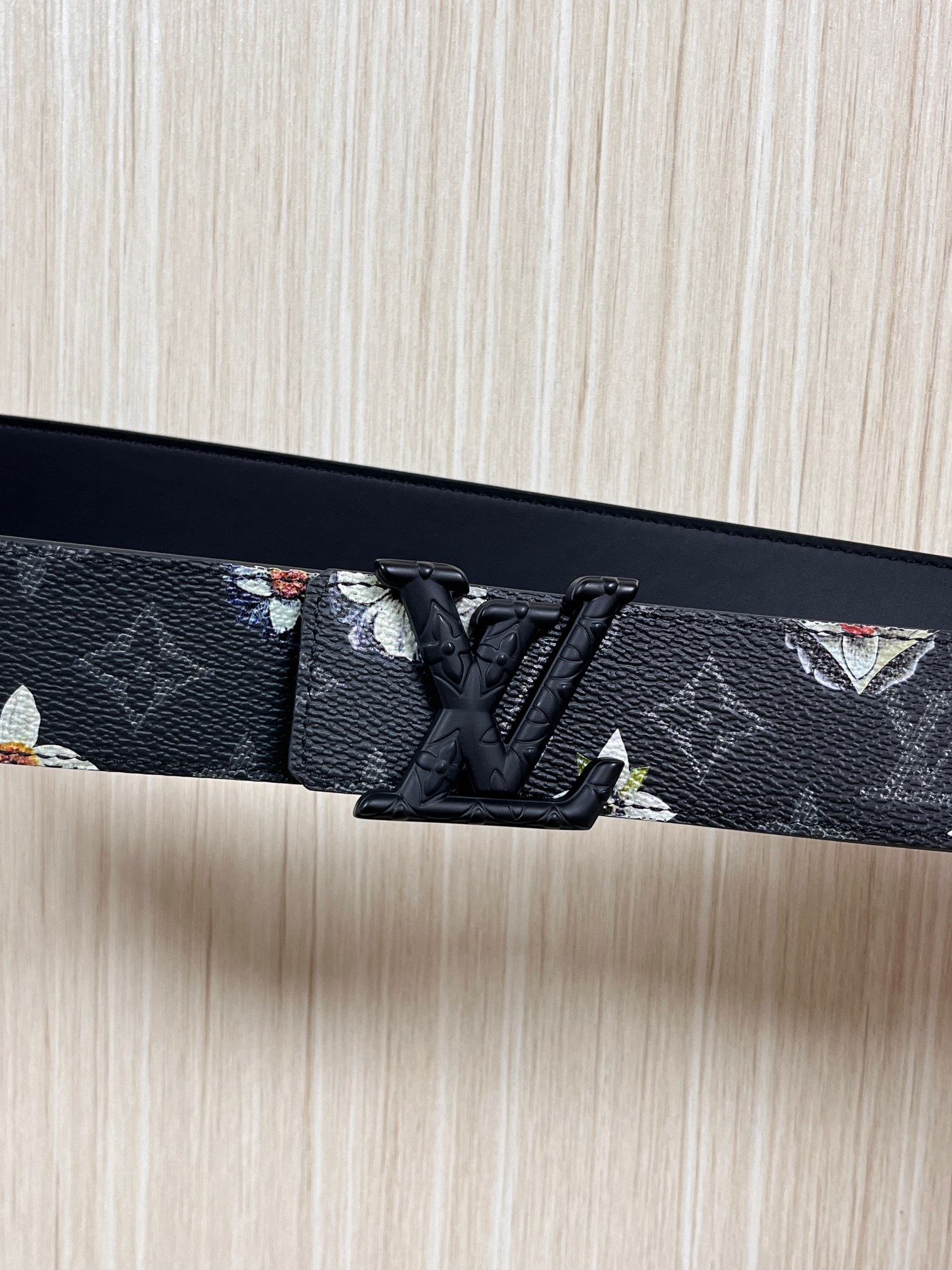 当季新款一腰带两穿：双面设计，一面哑光灰花花休闲，一面纯黑商务，轻松适配通勤、休闲、正式等全场景，经典与