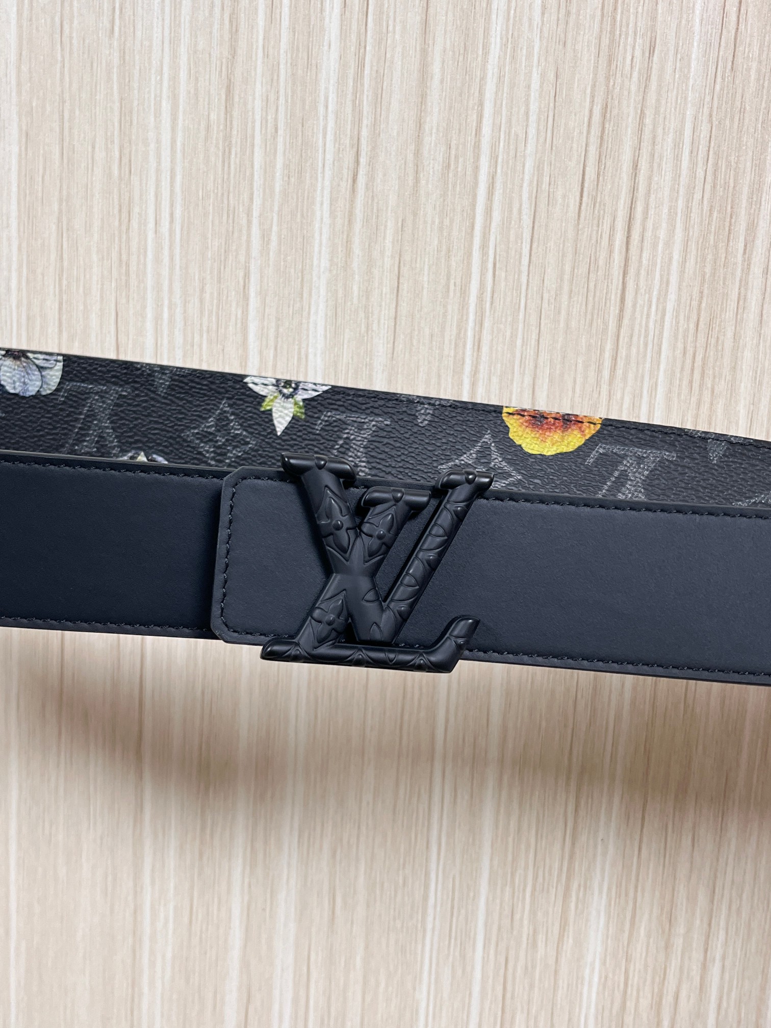 当季新款一腰带两穿：双面设计，一面哑光灰花花休闲，一面纯黑商务，轻松适配通勤、休闲、正式等全场景，经典与