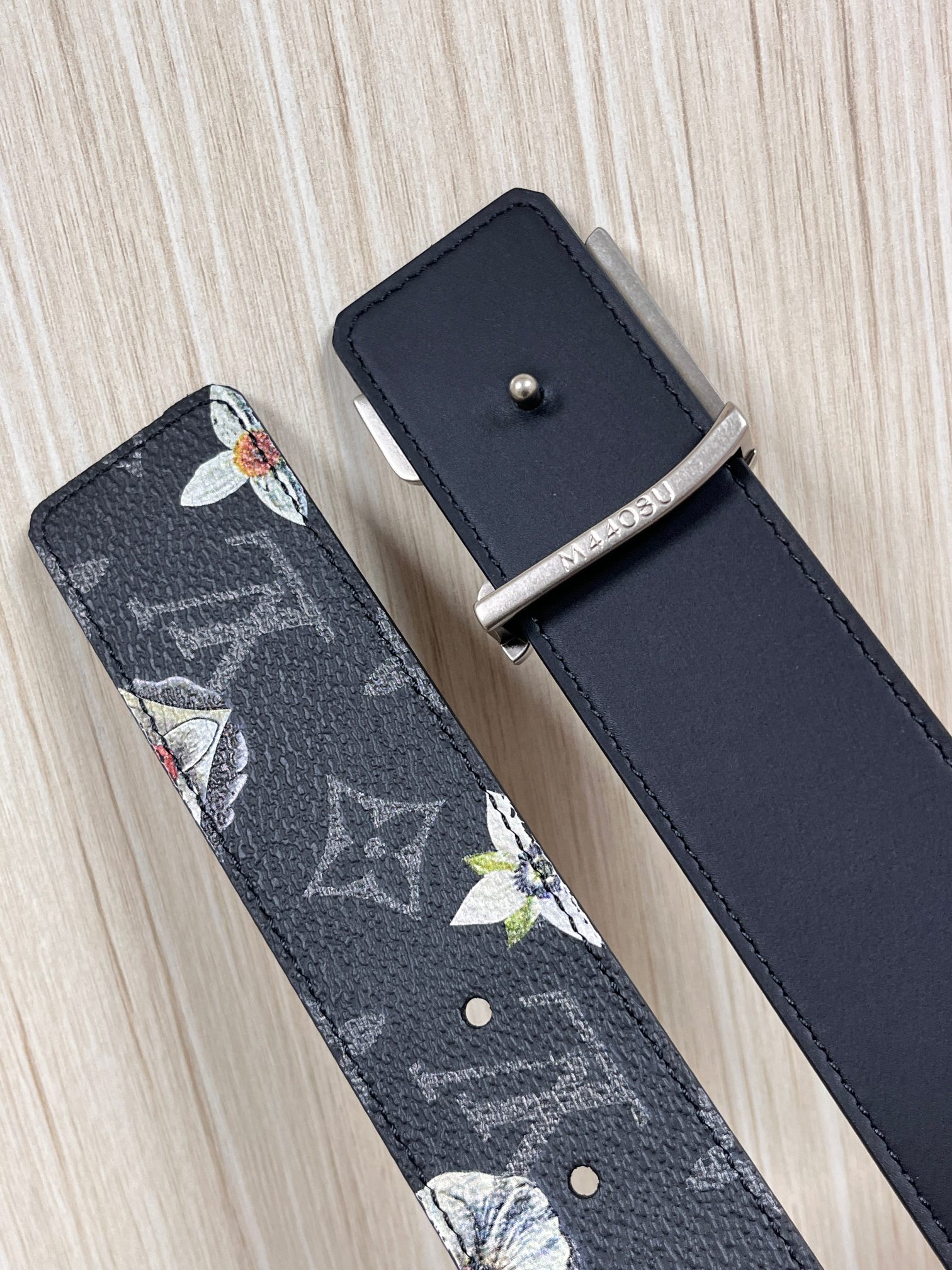 当季新款一腰带两穿：双面设计，一面哑光灰花花休闲，一面纯黑商务，轻松适配通勤、休闲、正式等全场景，经典与