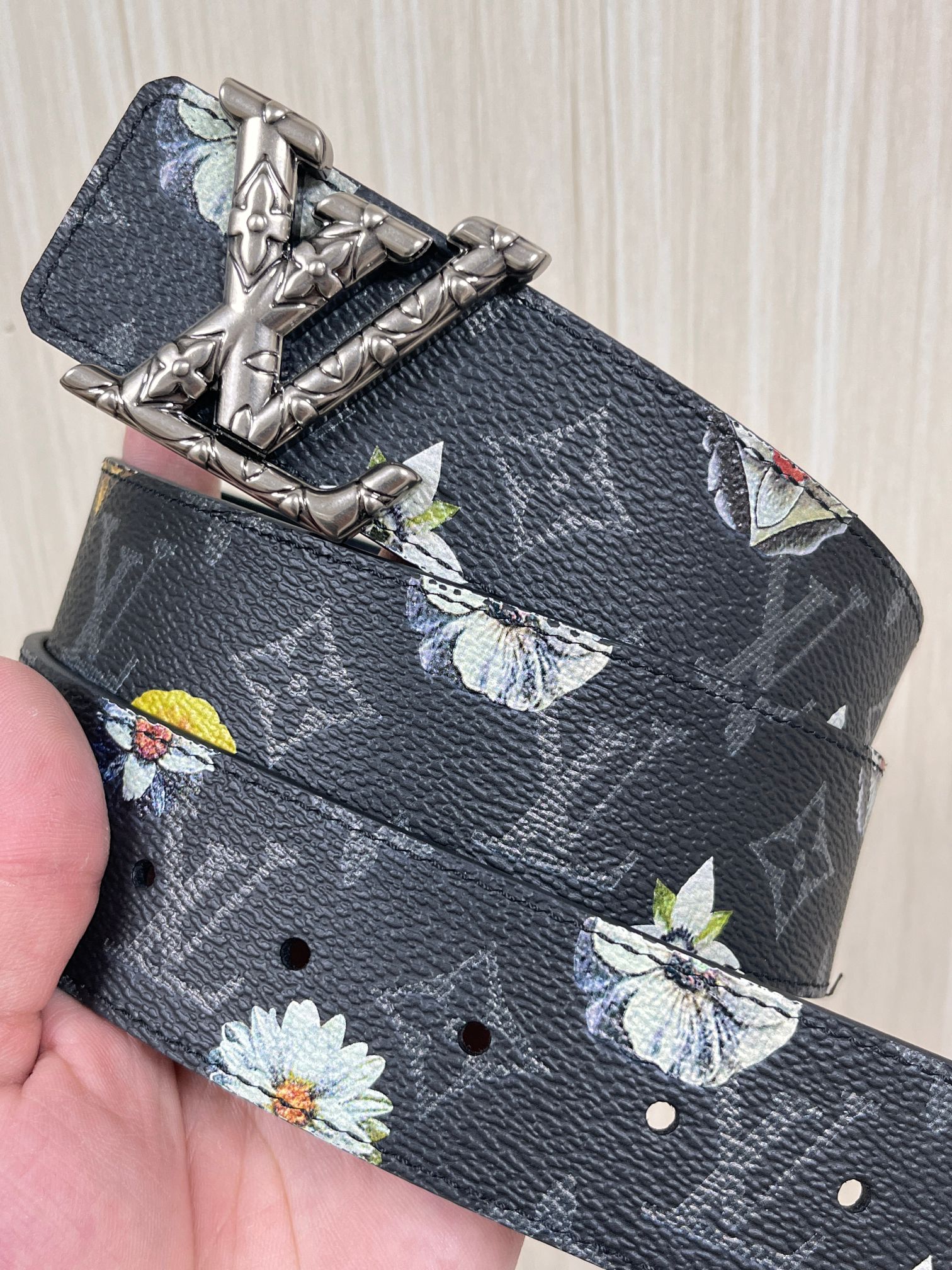 当季新款一腰带两穿：双面设计，一面哑光灰花花休闲，一面纯黑商务，轻松适配通勤、休闲、正式等全场景，经典与