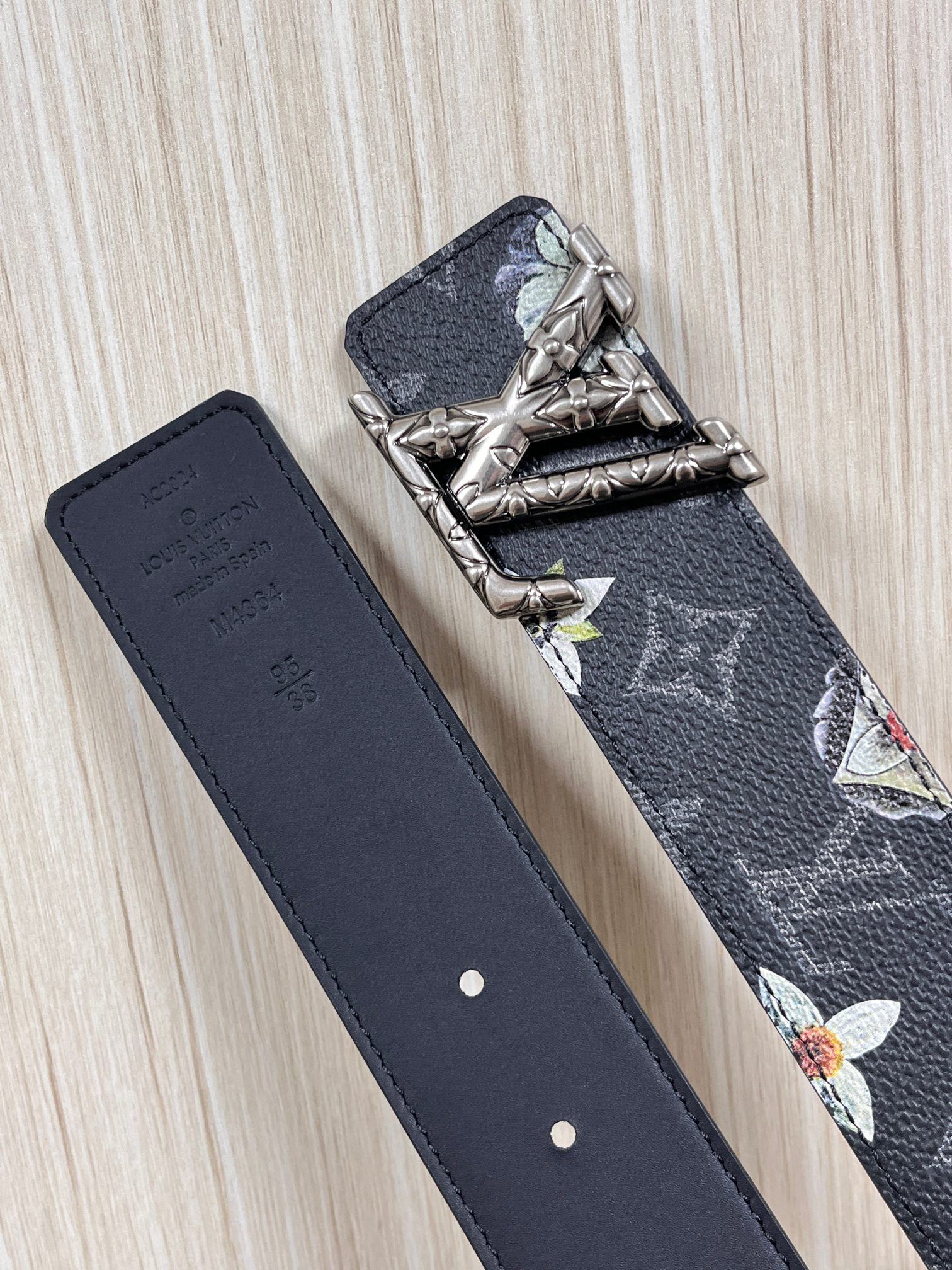 当季新款一腰带两穿：双面设计，一面哑光灰花花休闲，一面纯黑商务，轻松适配通勤、休闲、正式等全场景，经典与