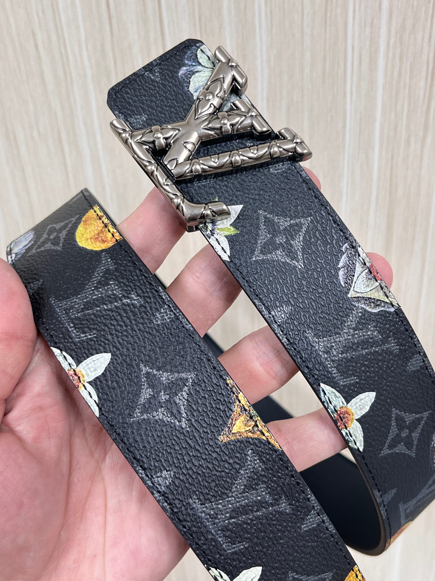 当季新款一腰带两穿：双面设计，一面哑光灰花花休闲，一面纯黑商务，轻松适配通勤、休闲、正式等全场景，经典与