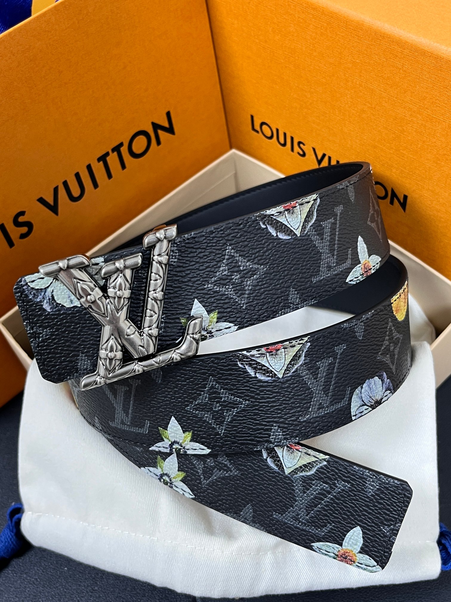 当季新款一腰带两穿：双面设计，一面哑光灰花花休闲，一面纯黑商务，轻松适配通勤、休闲、正式等全场景，经典与