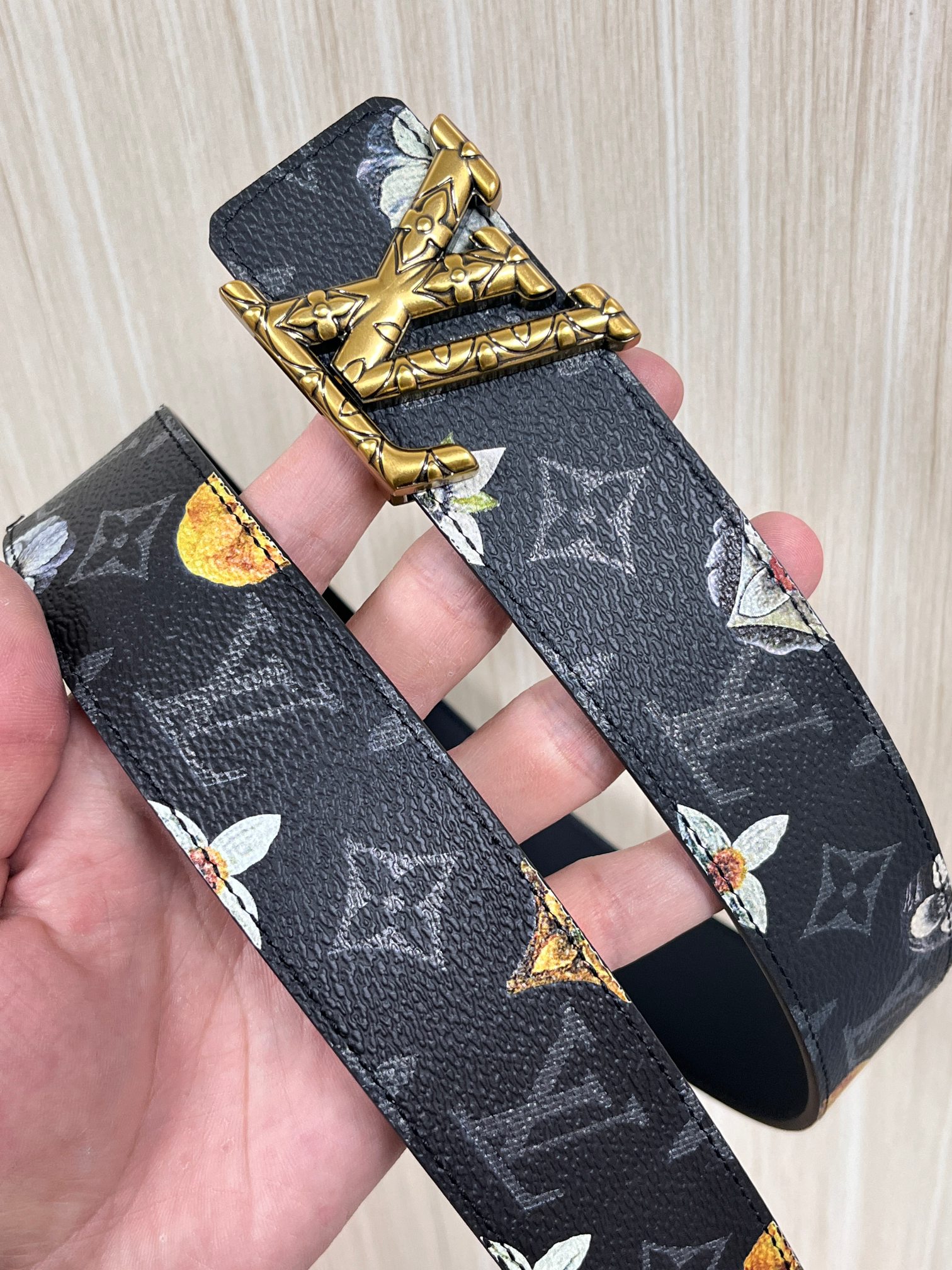 当季新款一腰带两穿：双面设计，一面哑光灰花花休闲，一面纯黑商务，轻松适配通勤、休闲、正式等全场景，经典与