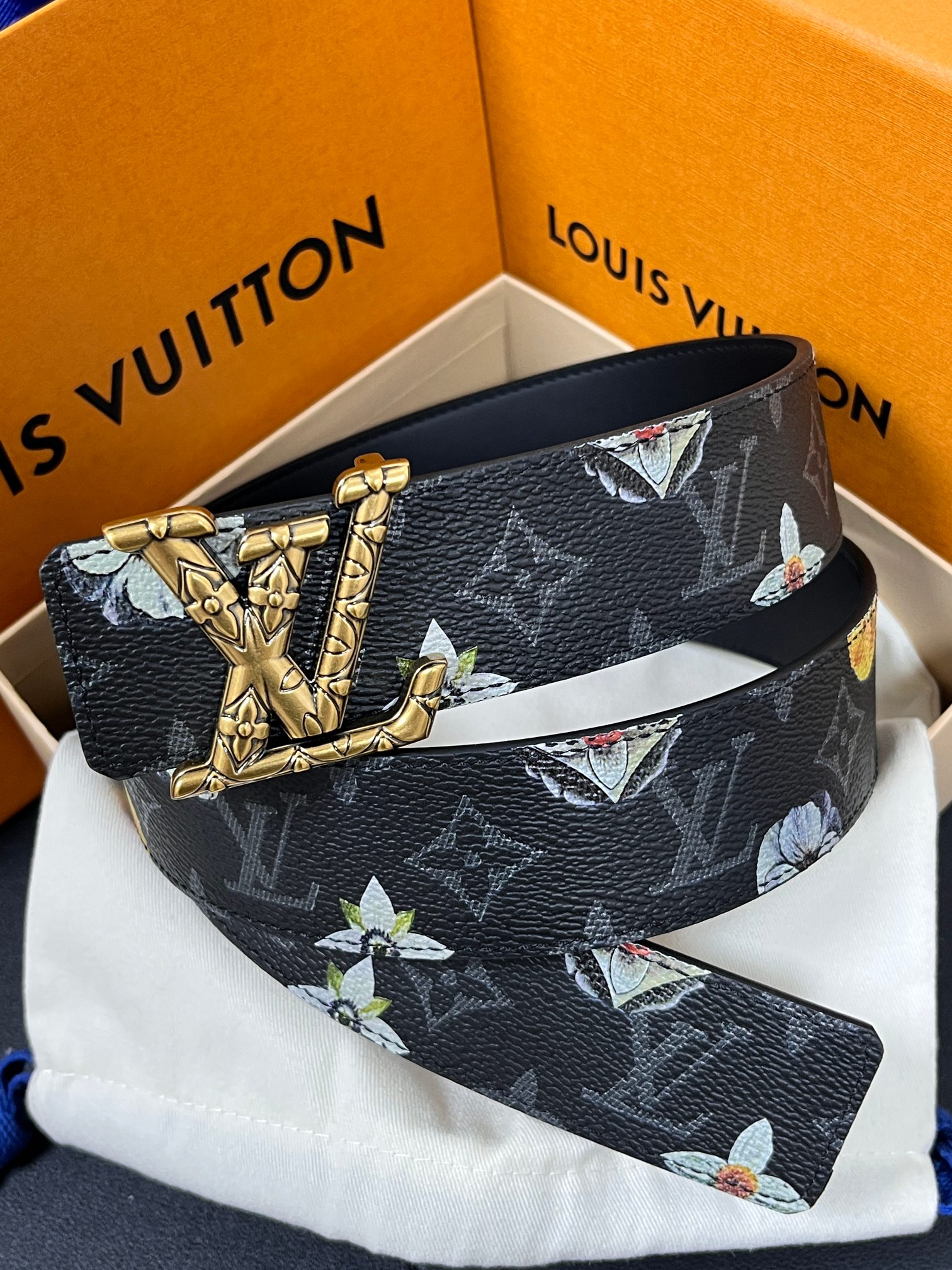 当季新款一腰带两穿：双面设计，一面哑光灰花花休闲，一面纯黑商务，轻松适配通勤、休闲、正式等全场景，经典与