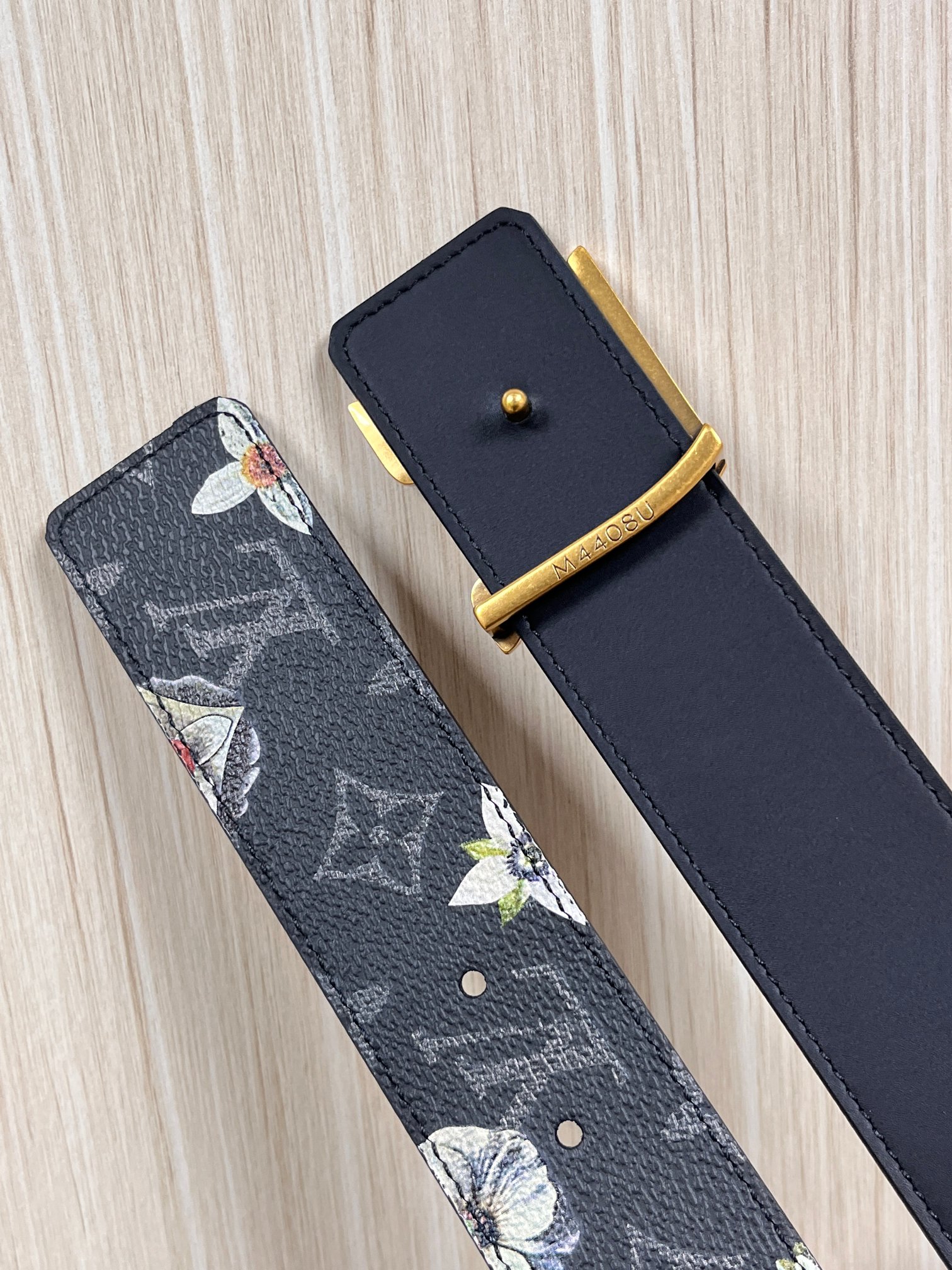 当季新款一腰带两穿：双面设计，一面哑光灰花花休闲，一面纯黑商务，轻松适配通勤、休闲、正式等全场景，经典与