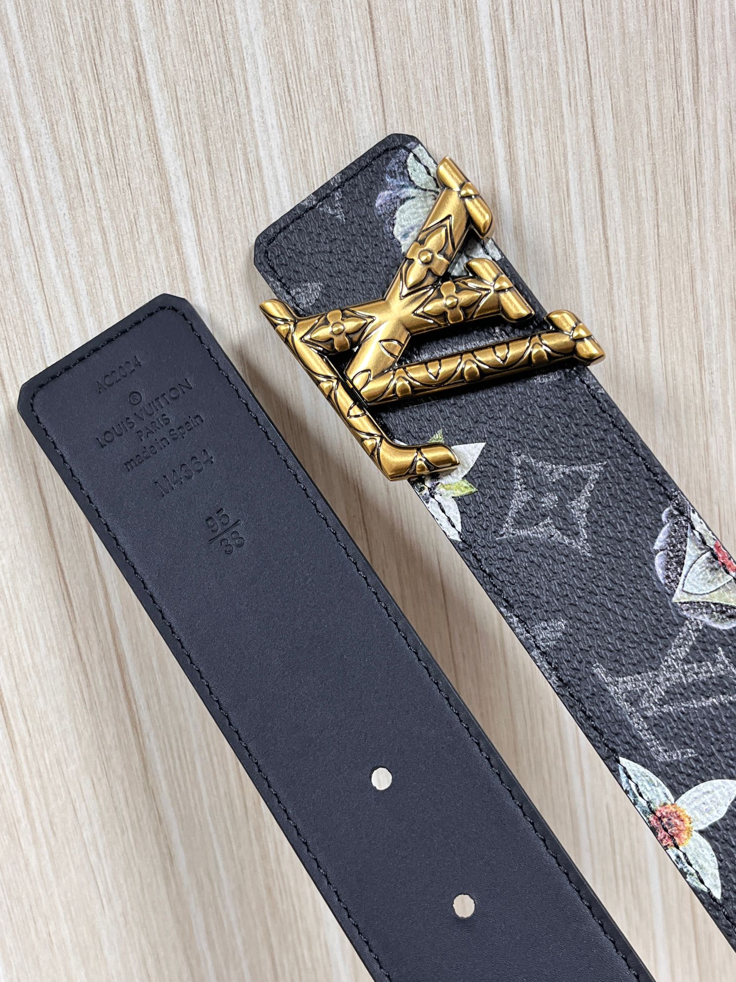 当季新款一腰带两穿：双面设计，一面哑光灰花花休闲，一面纯黑商务，轻松适配通勤、休闲、正式等全场景，经典与