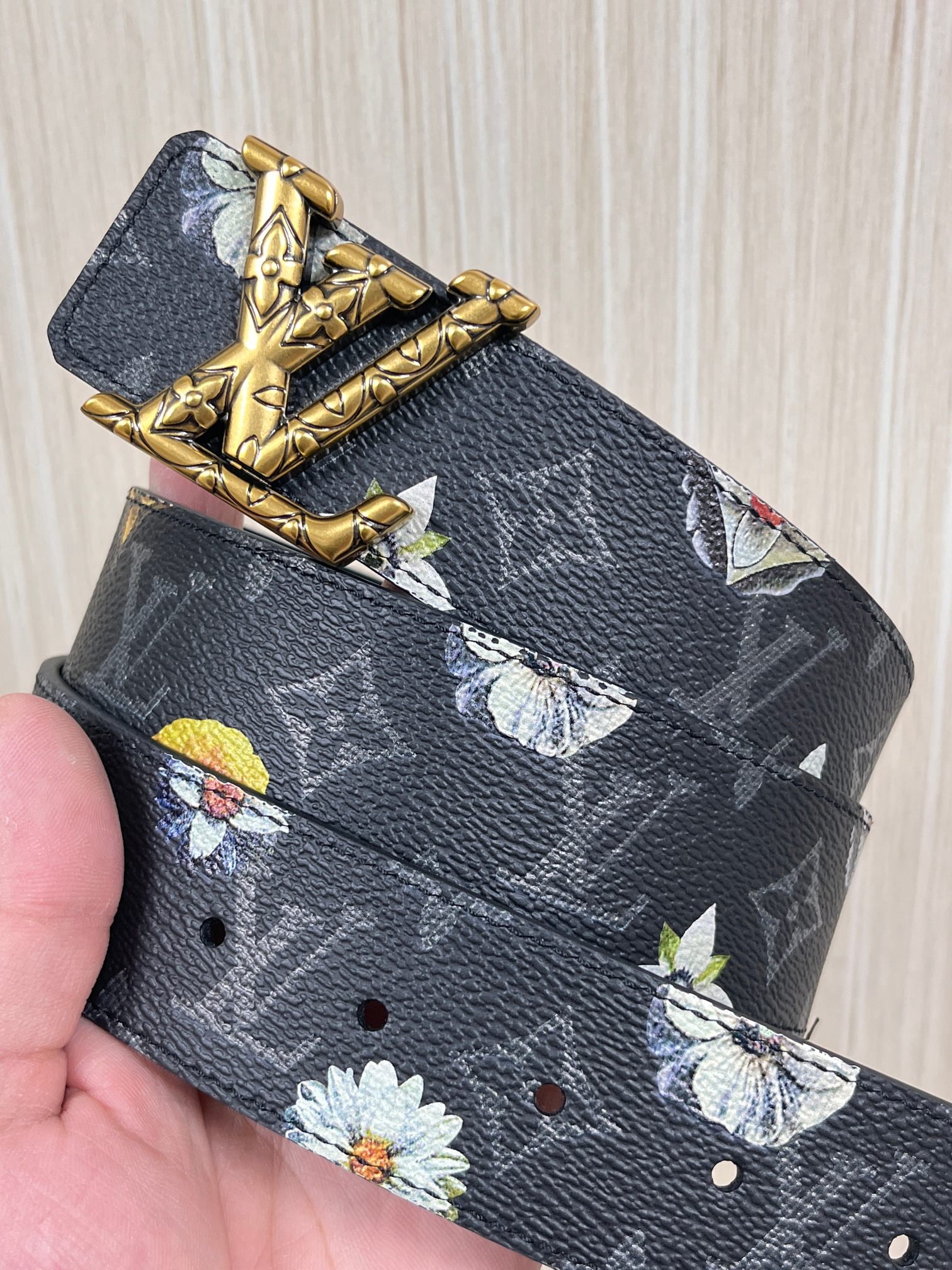 当季新款一腰带两穿：双面设计，一面哑光灰花花休闲，一面纯黑商务，轻松适配通勤、休闲、正式等全场景，经典与