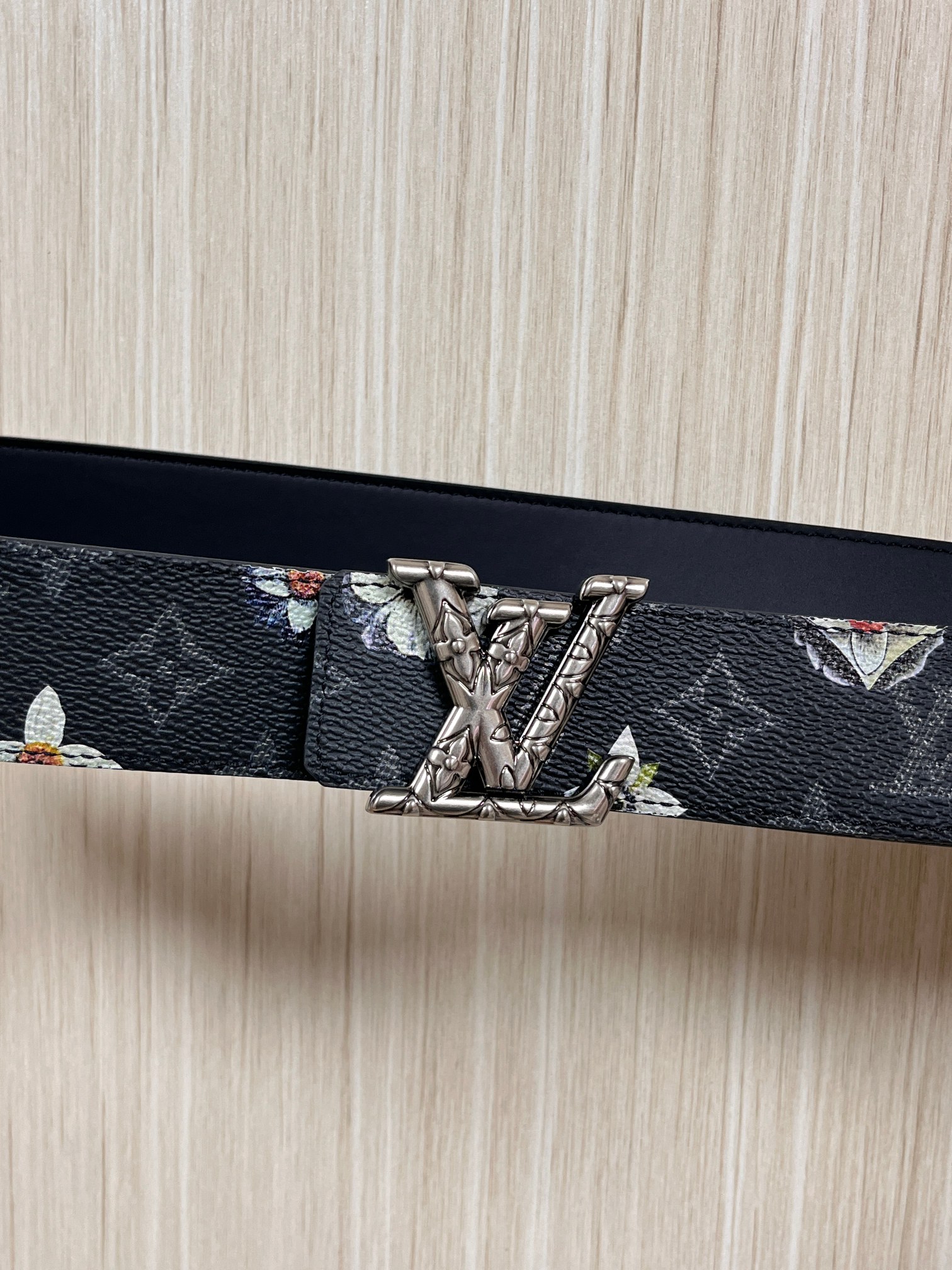 当季新款一腰带两穿：双面设计，一面哑光灰花花休闲，一面纯黑商务，轻松适配通勤、休闲、正式等全场景，经典与