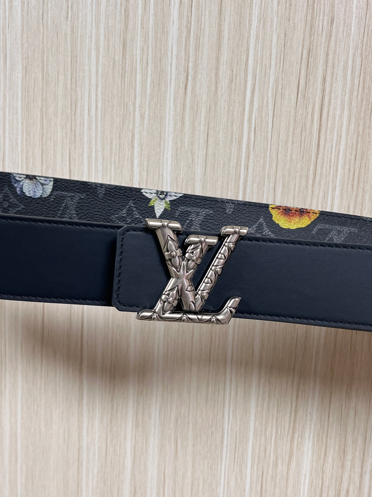 当季新款一腰带两穿：双面设计，一面哑光灰花花休闲，一面纯黑商务，轻松适配通勤、休闲、正式等全场景，经典与