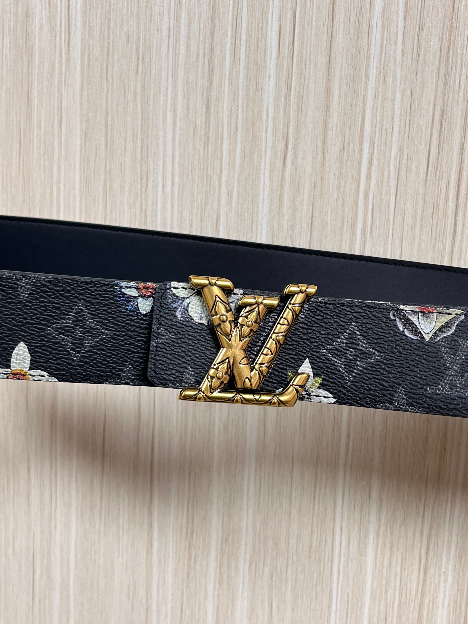 当季新款一腰带两穿：双面设计，一面哑光灰花花休闲，一面纯黑商务，轻松适配通勤、休闲、正式等全场景，经典与