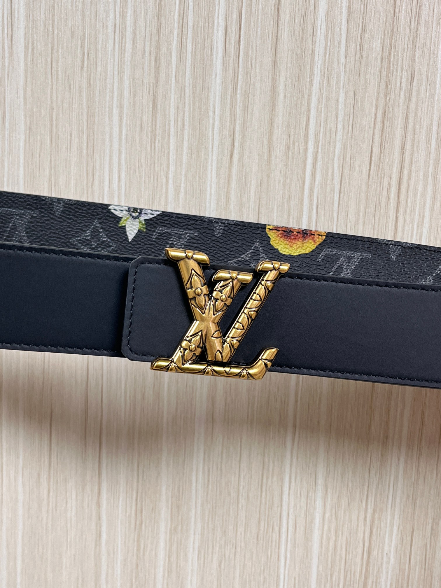 当季新款一腰带两穿：双面设计，一面哑光灰花花休闲，一面纯黑商务，轻松适配通勤、休闲、正式等全场景，经典与