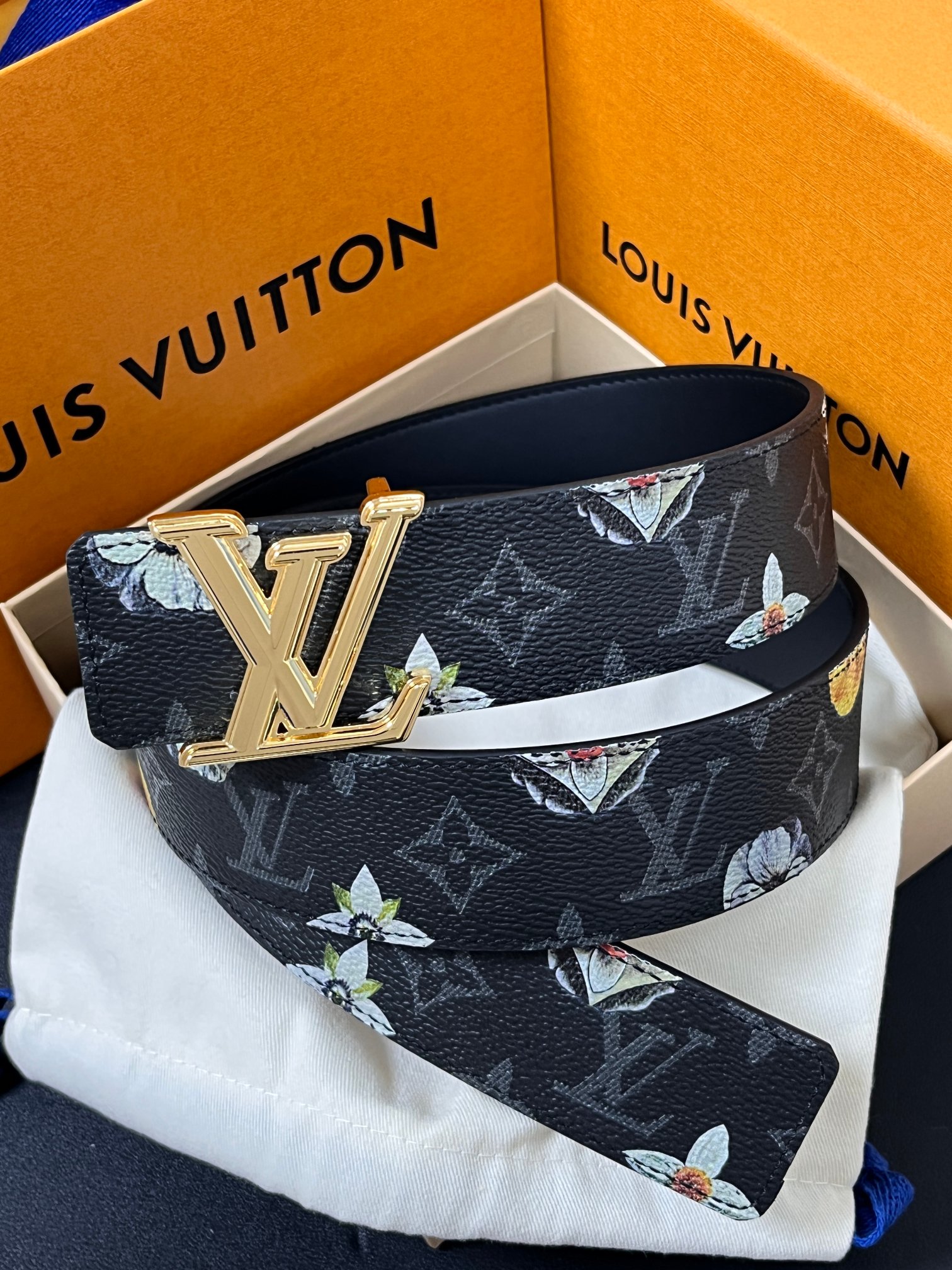 当季新款一腰带两穿：双面设计，一面哑光灰花花休闲，一面纯黑商务，轻松适配通勤、休闲、正式等全场景，经典与