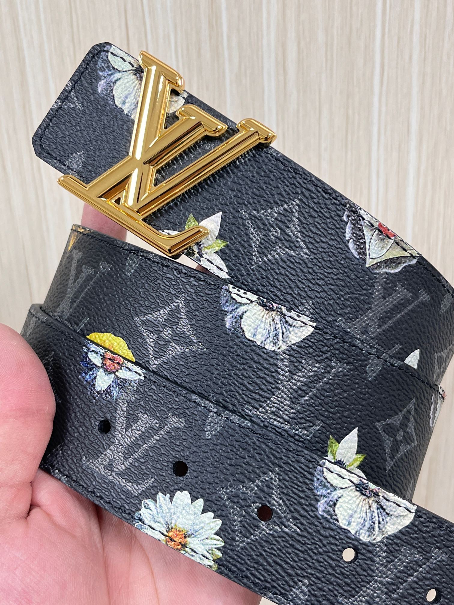 当季新款一腰带两穿：双面设计，一面哑光灰花花休闲，一面纯黑商务，轻松适配通勤、休闲、正式等全场景，经典与