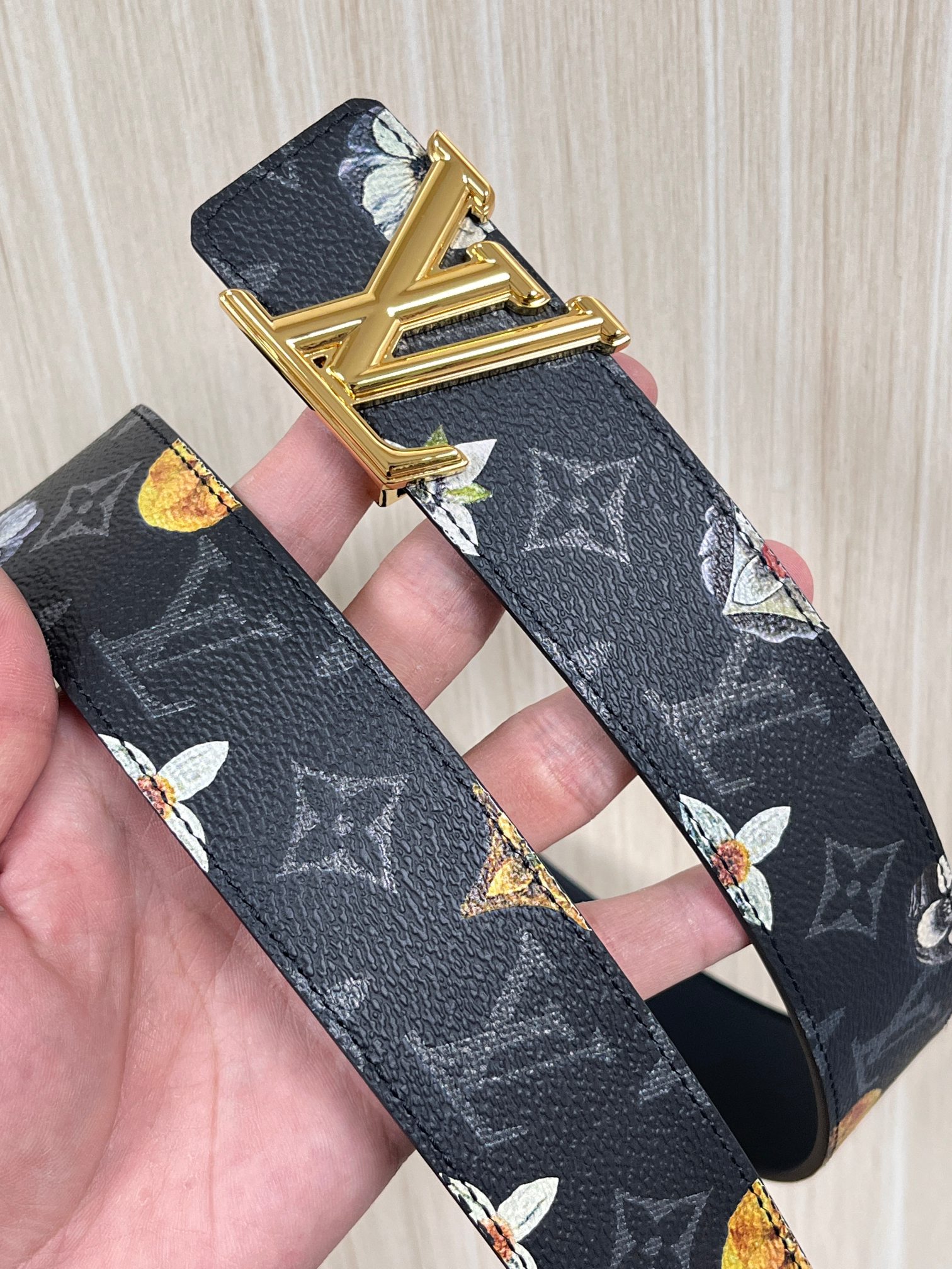 当季新款一腰带两穿：双面设计，一面哑光灰花花休闲，一面纯黑商务，轻松适配通勤、休闲、正式等全场景，经典与