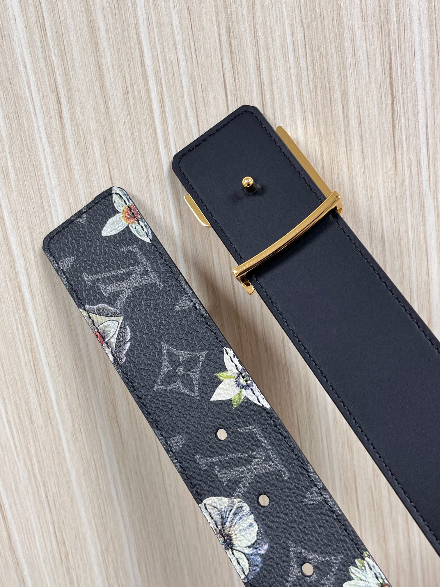 当季新款一腰带两穿：双面设计，一面哑光灰花花休闲，一面纯黑商务，轻松适配通勤、休闲、正式等全场景，经典与