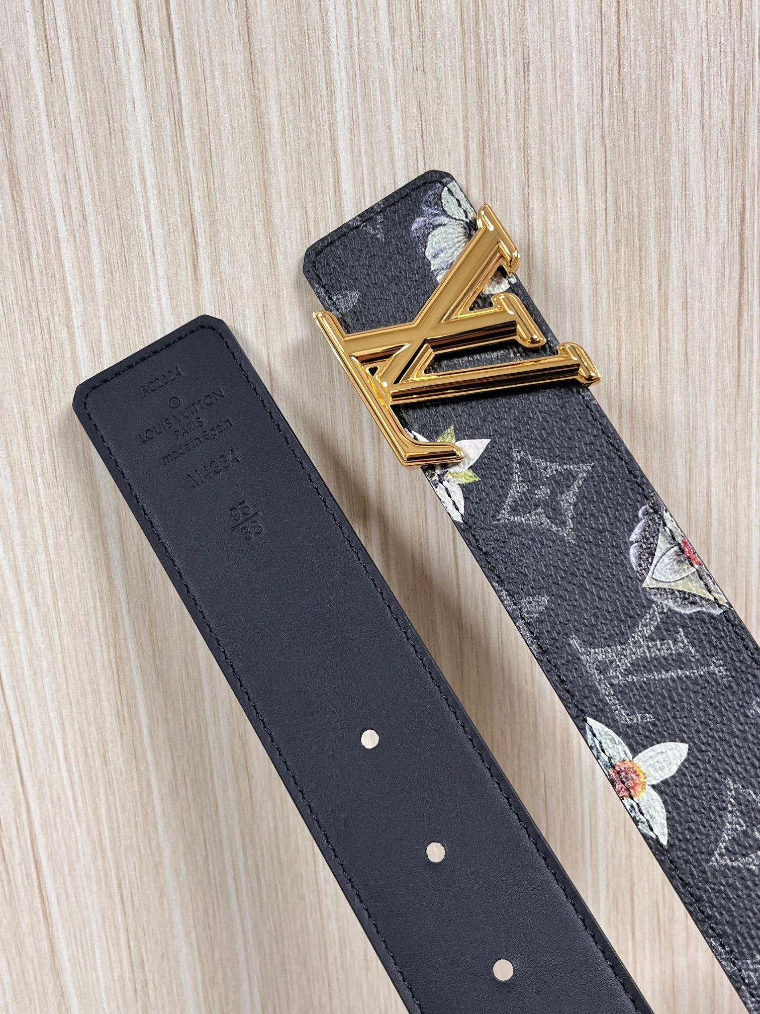 当季新款一腰带两穿：双面设计，一面哑光灰花花休闲，一面纯黑商务，轻松适配通勤、休闲、正式等全场景，经典与